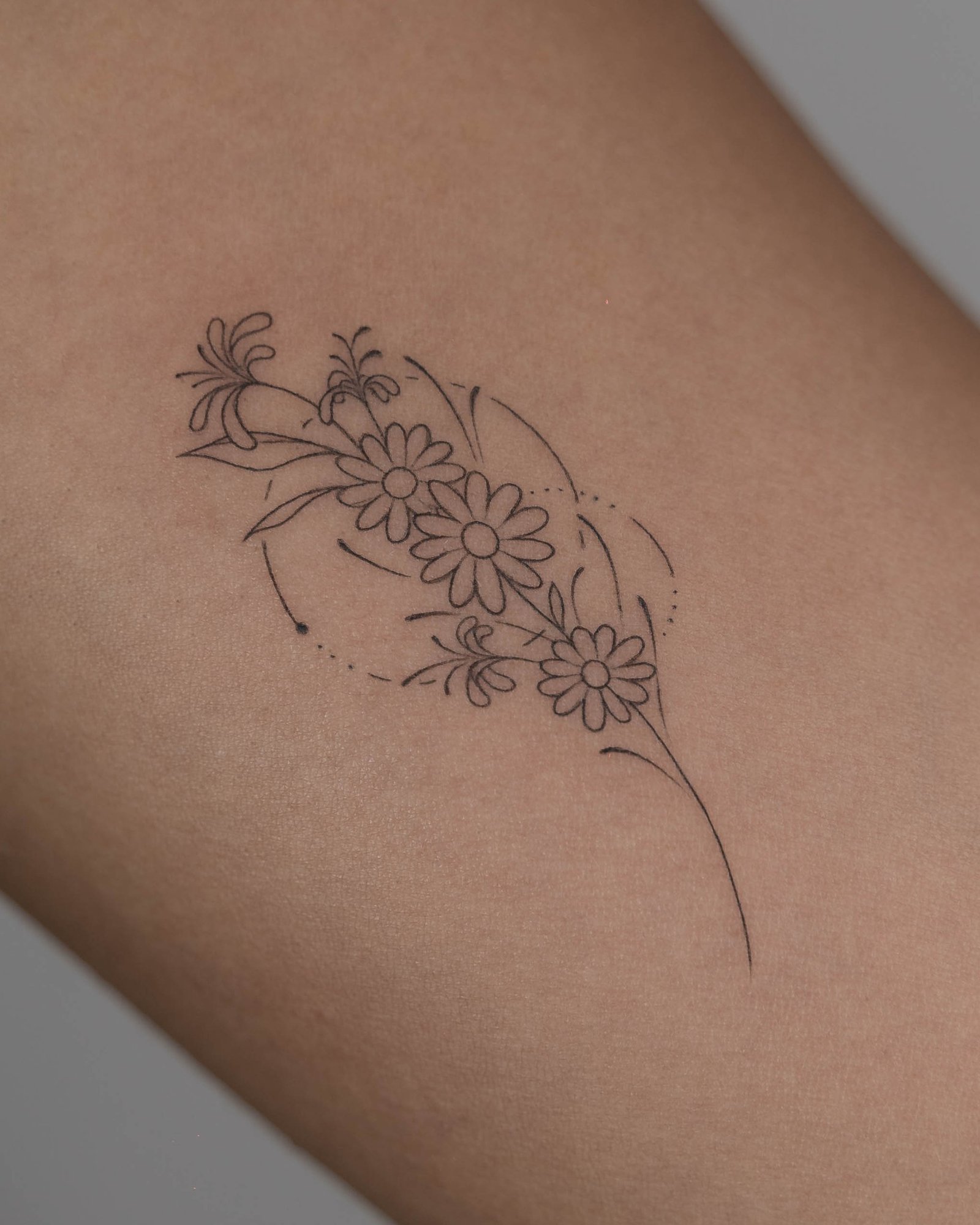 Tatuaje de flor en antebrazo, línea fina Sinkply Madrid