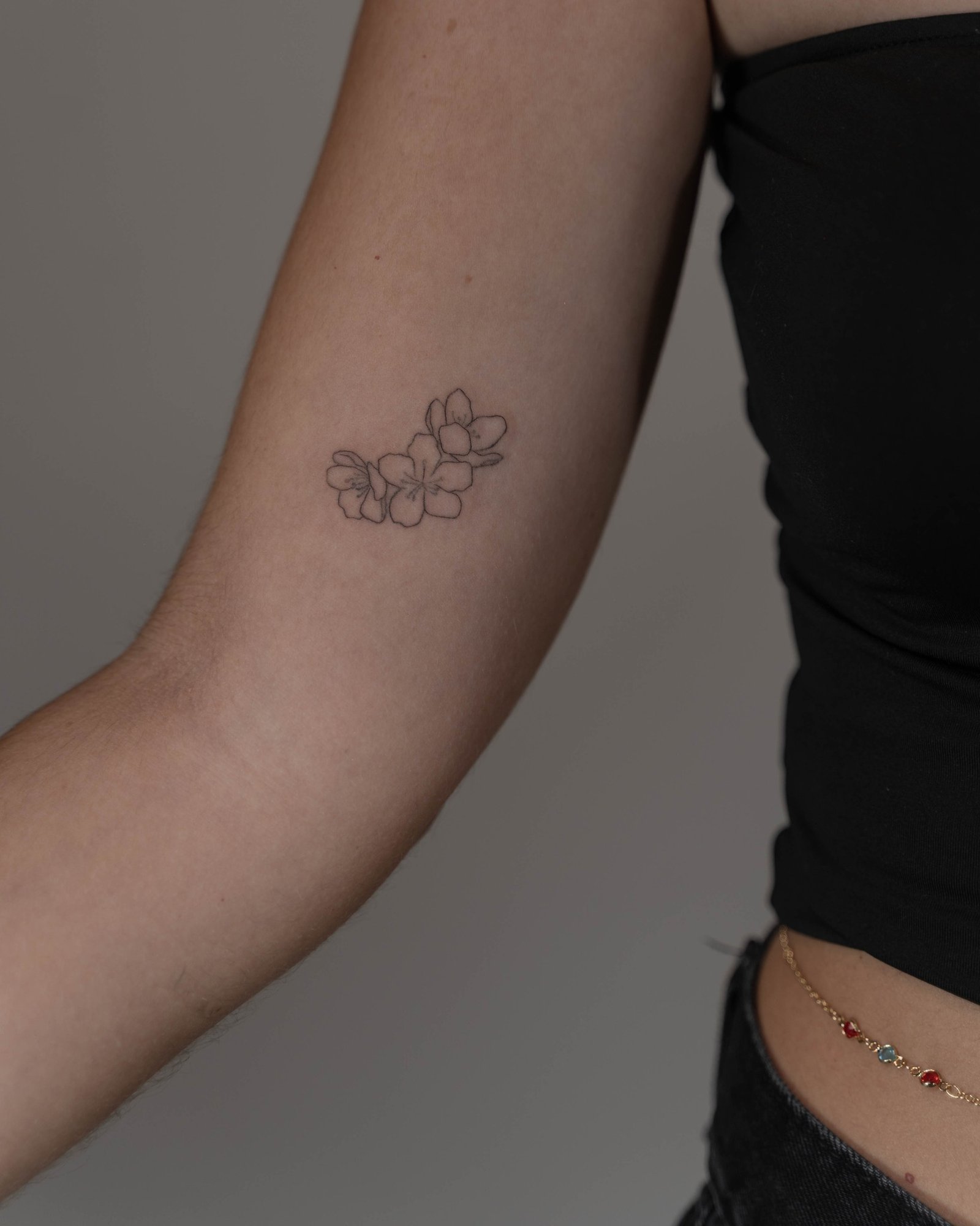 Tatuaje de flor en antebrazo, línea fina Sinkply Madrid
