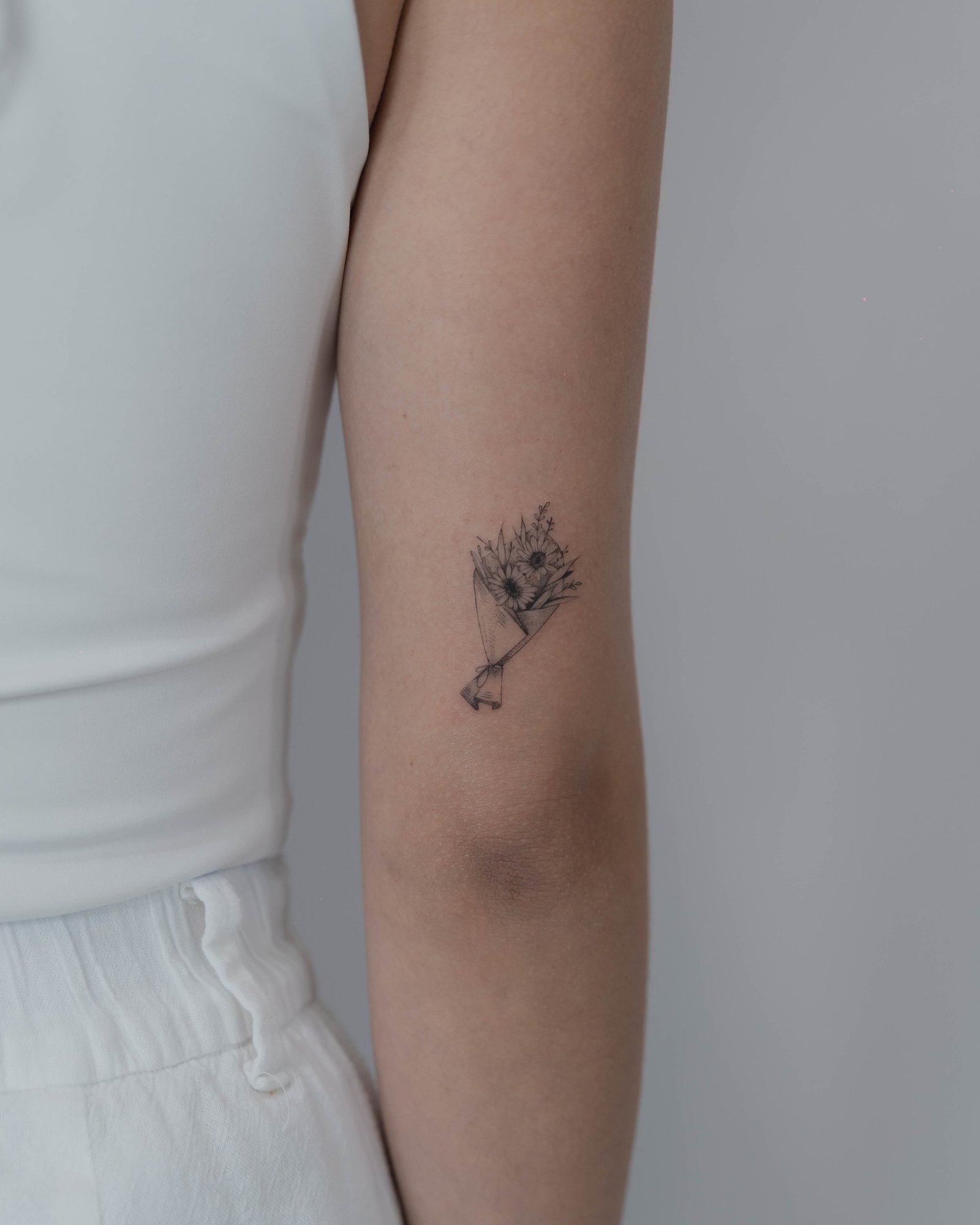 Tatuaje de flor en antebrazo, línea fina Sinkply Madrid