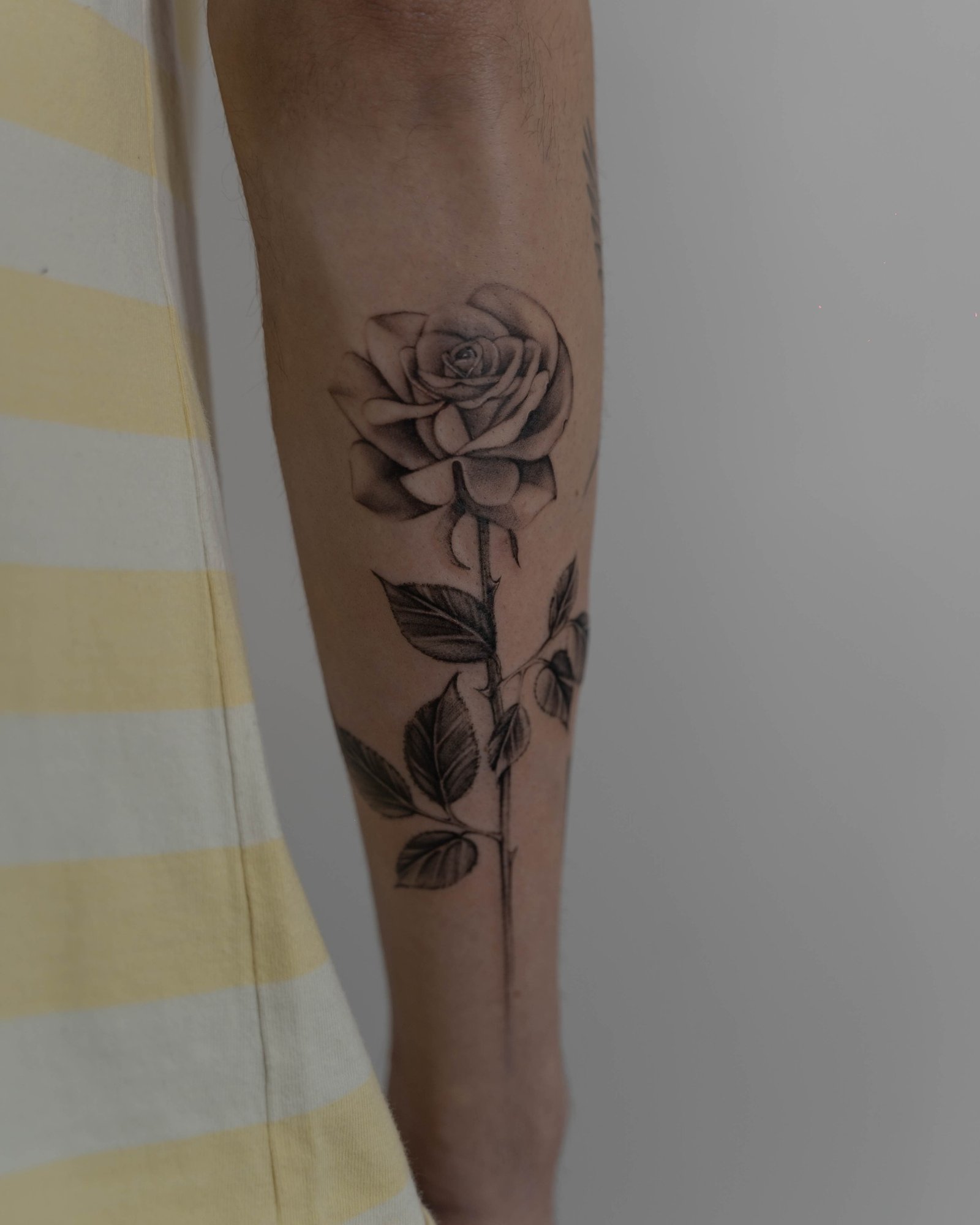 Tatuaje de flor en antebrazo, línea fina Sinkply Madrid