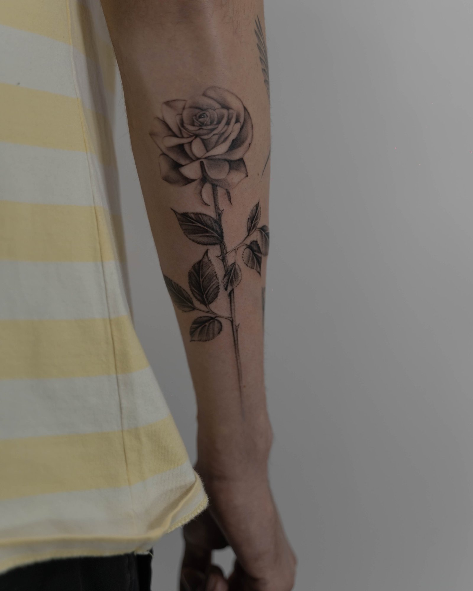 Tatuaje de flor en antebrazo, línea fina Sinkply Madrid