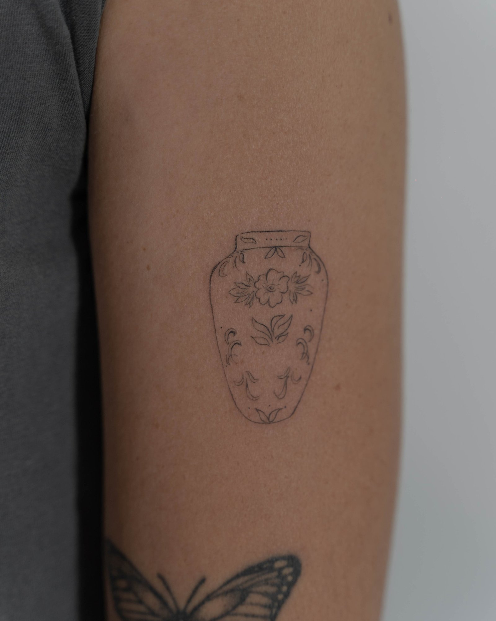 Tatuaje de flor en antebrazo, línea fina Sinkply Madrid
