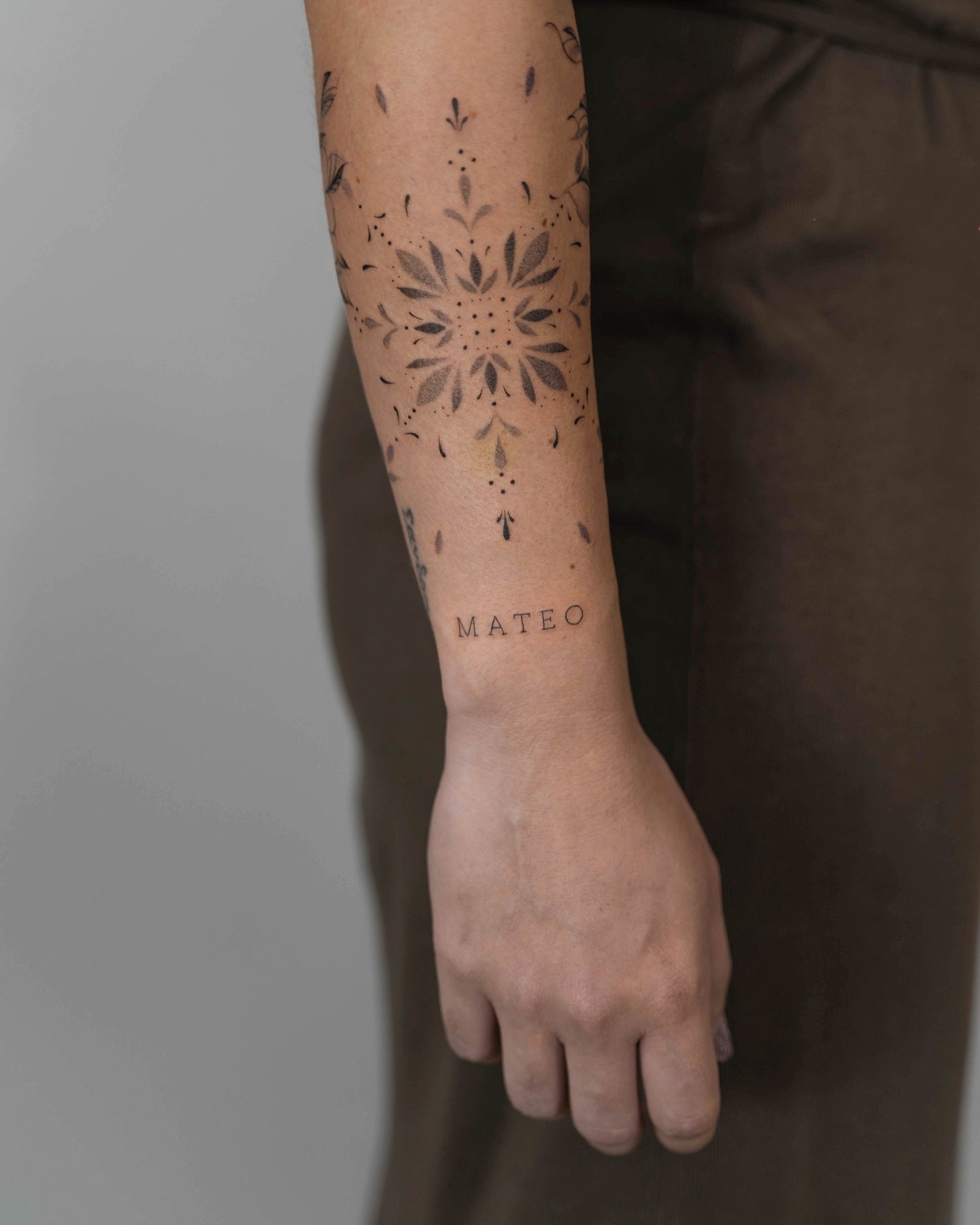 Tatuaje de flor en antebrazo, línea fina Sinkply Madrid