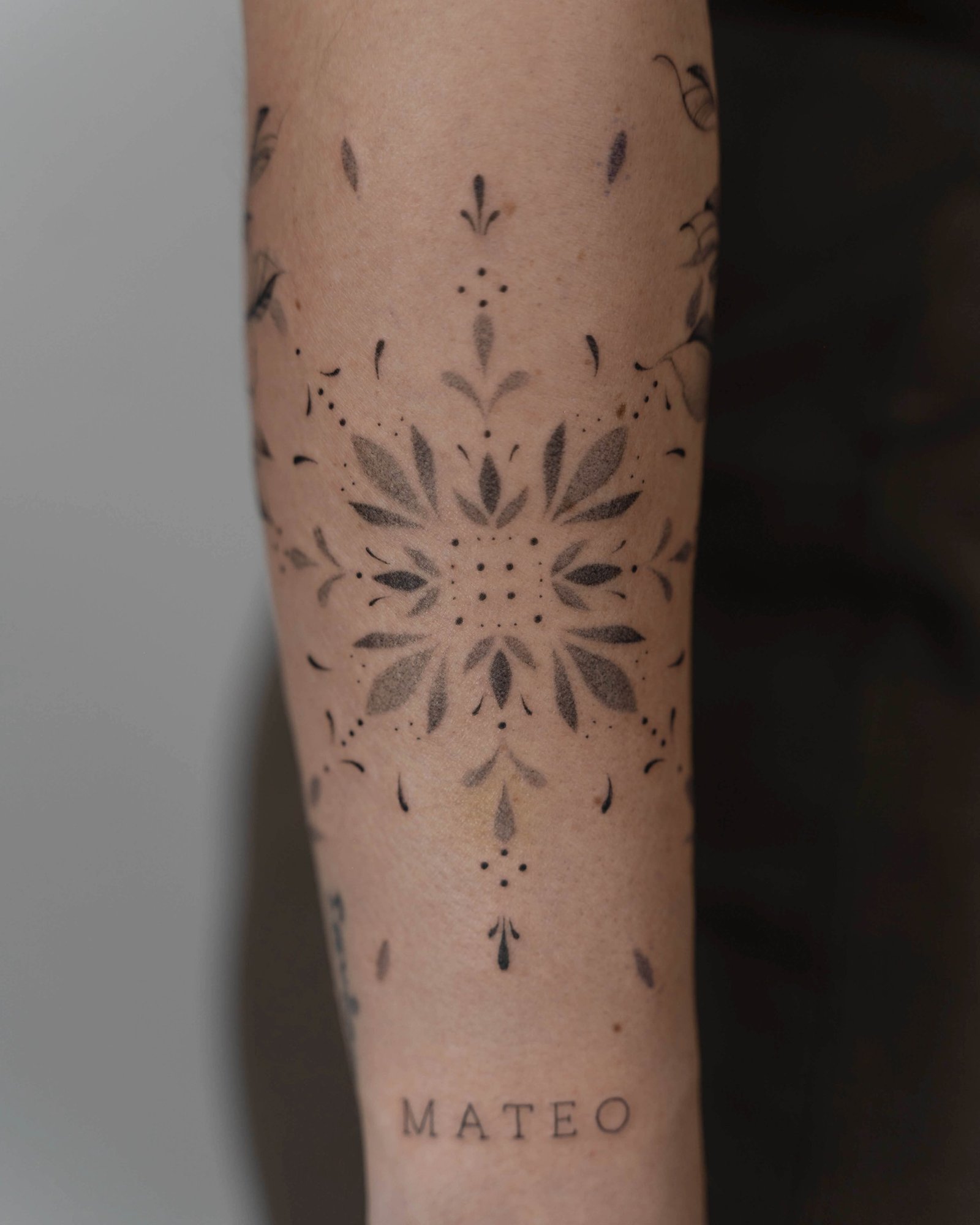 Tatuaje de flor en antebrazo, línea fina Sinkply Madrid