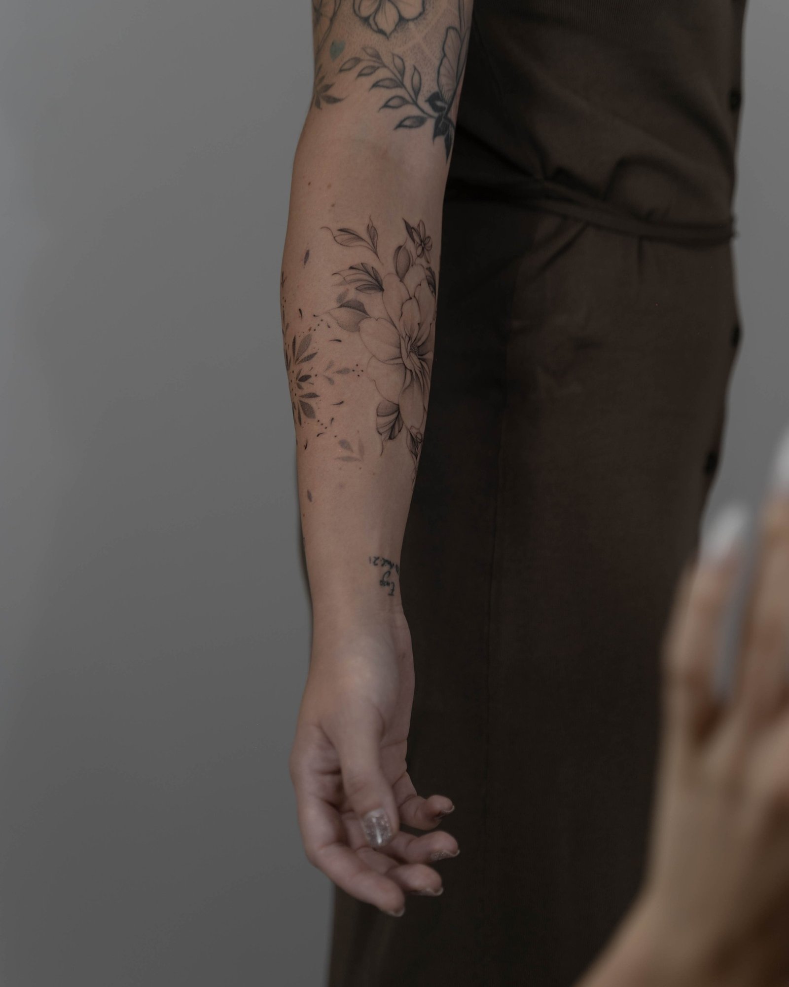 Tatuaje de flor en antebrazo, línea fina Sinkply Madrid
