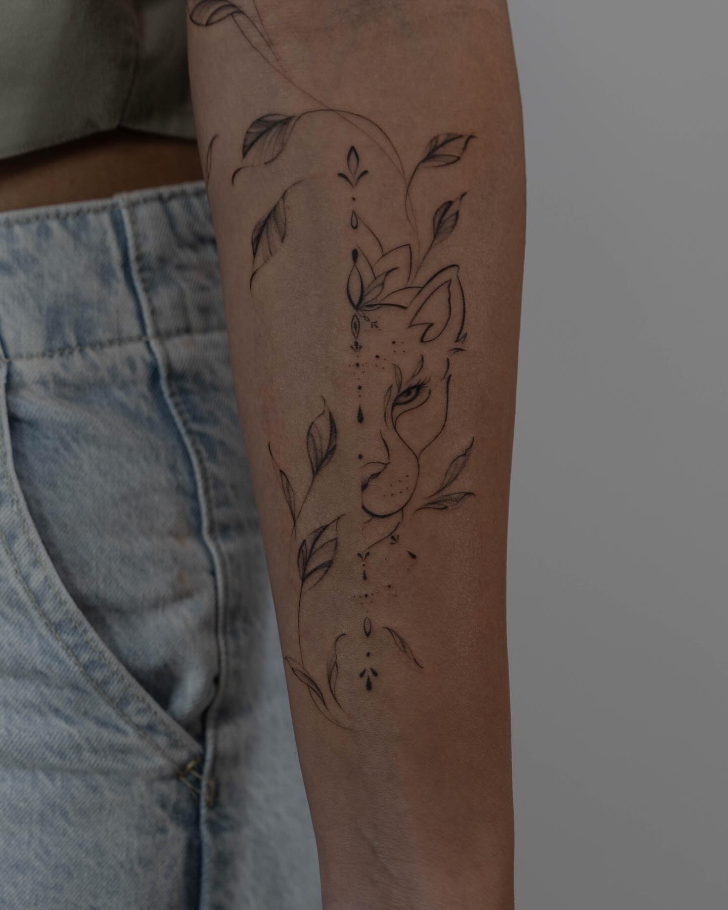 Tatuaje de flor en antebrazo, línea fina Sinkply Madrid