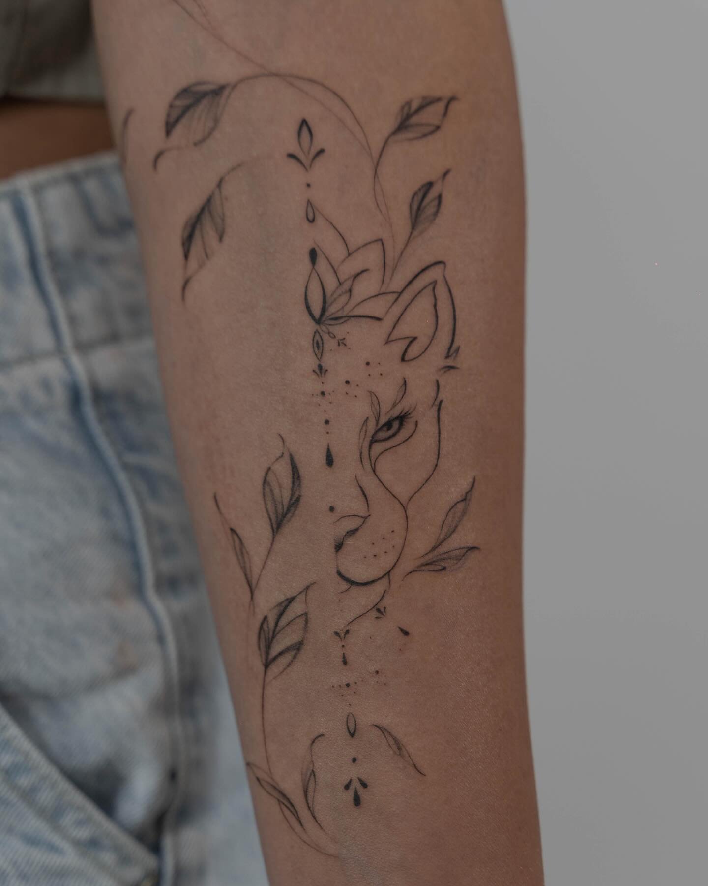 Tatuaje de flor en antebrazo, línea fina Sinkply Madrid