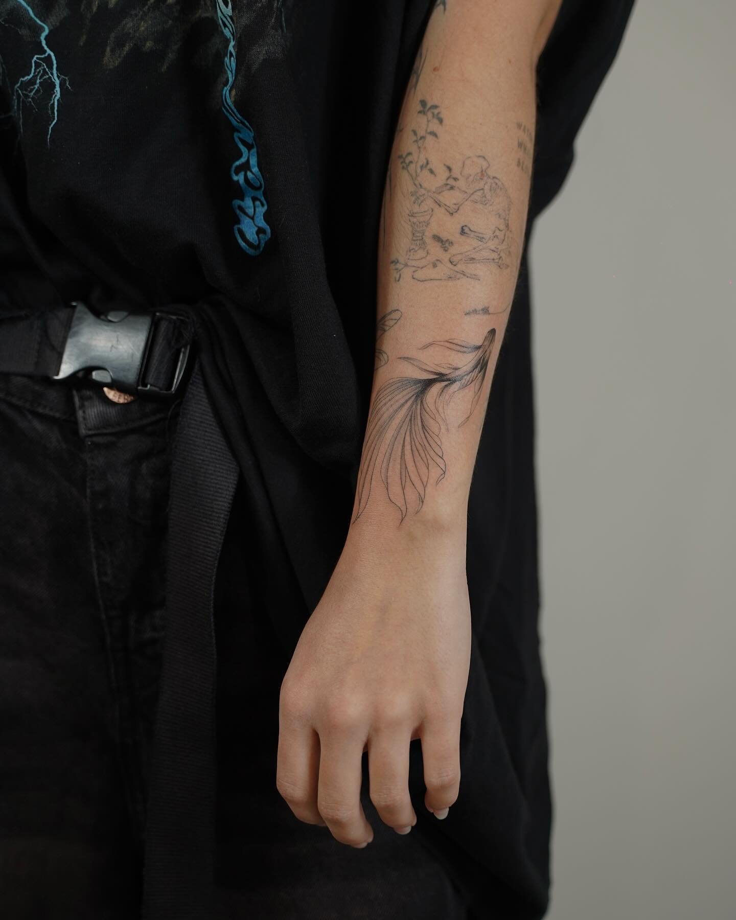 Tatuaje de flor en antebrazo, línea fina Sinkply Madrid