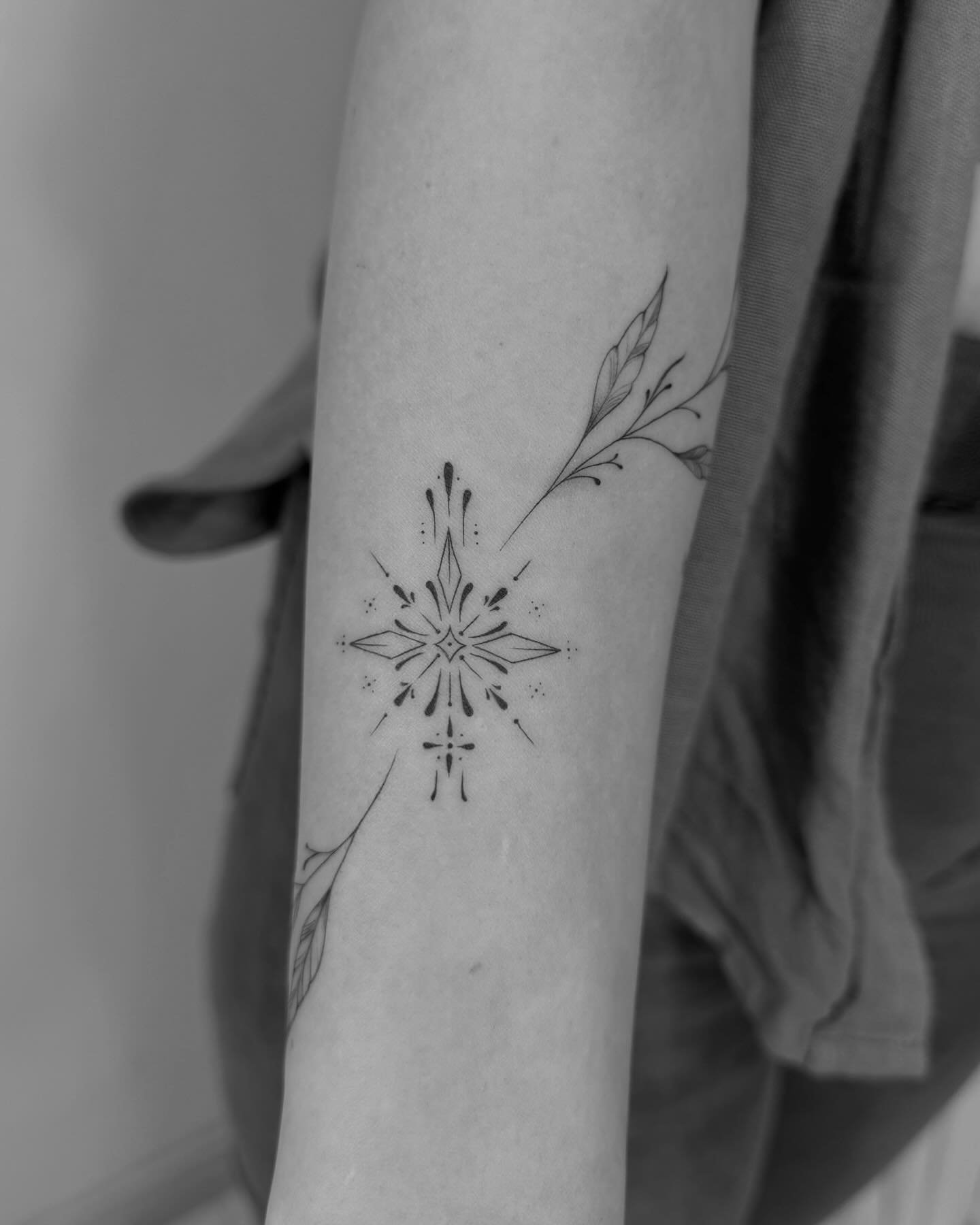 Tatuaje de flor en antebrazo, línea fina Sinkply Madrid