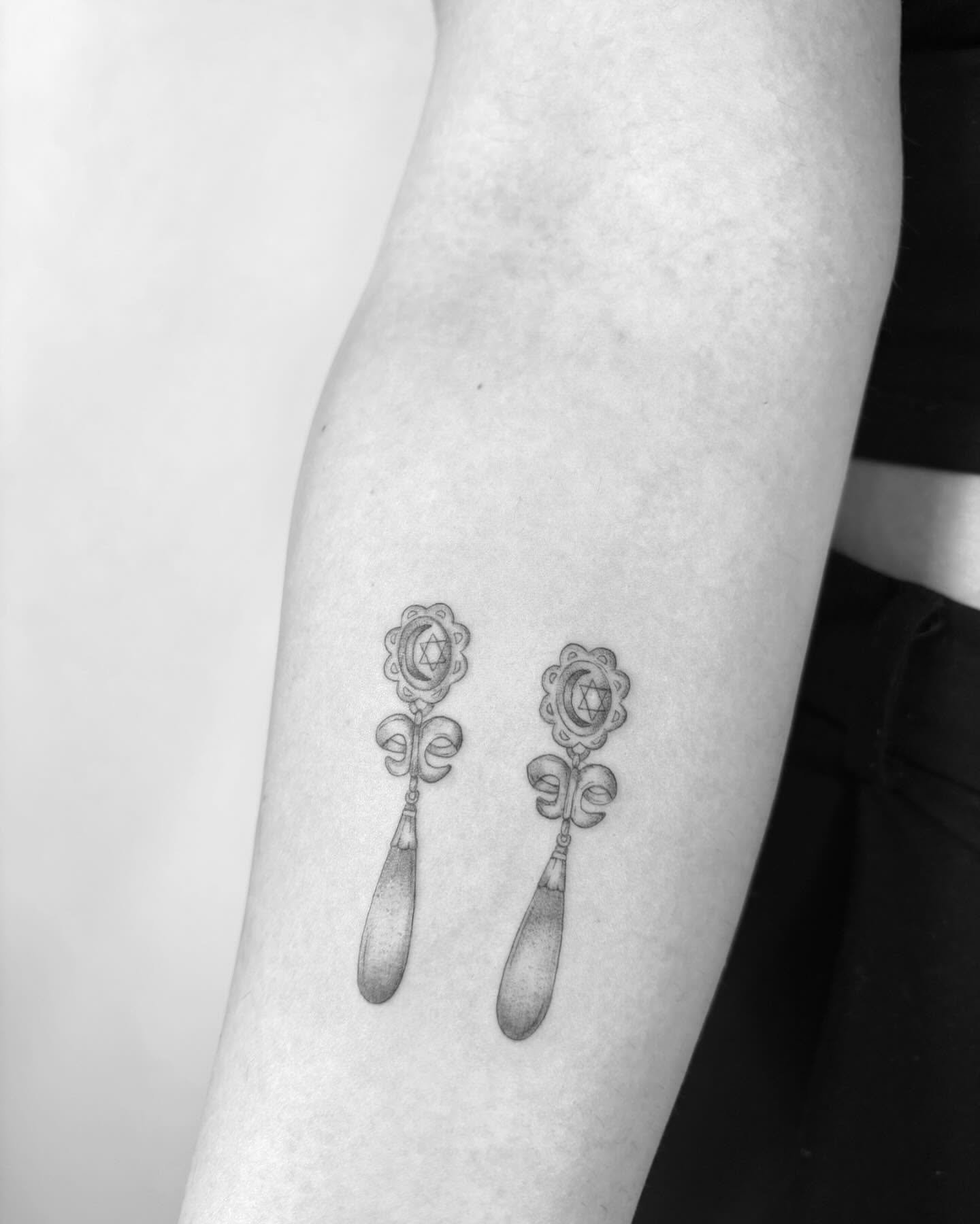 Tatuaje de flor en antebrazo, línea fina Sinkply Madrid