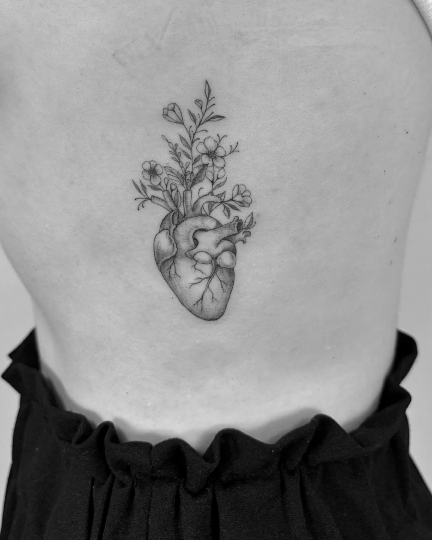 Tatuaje de flor en antebrazo, línea fina Sinkply Madrid