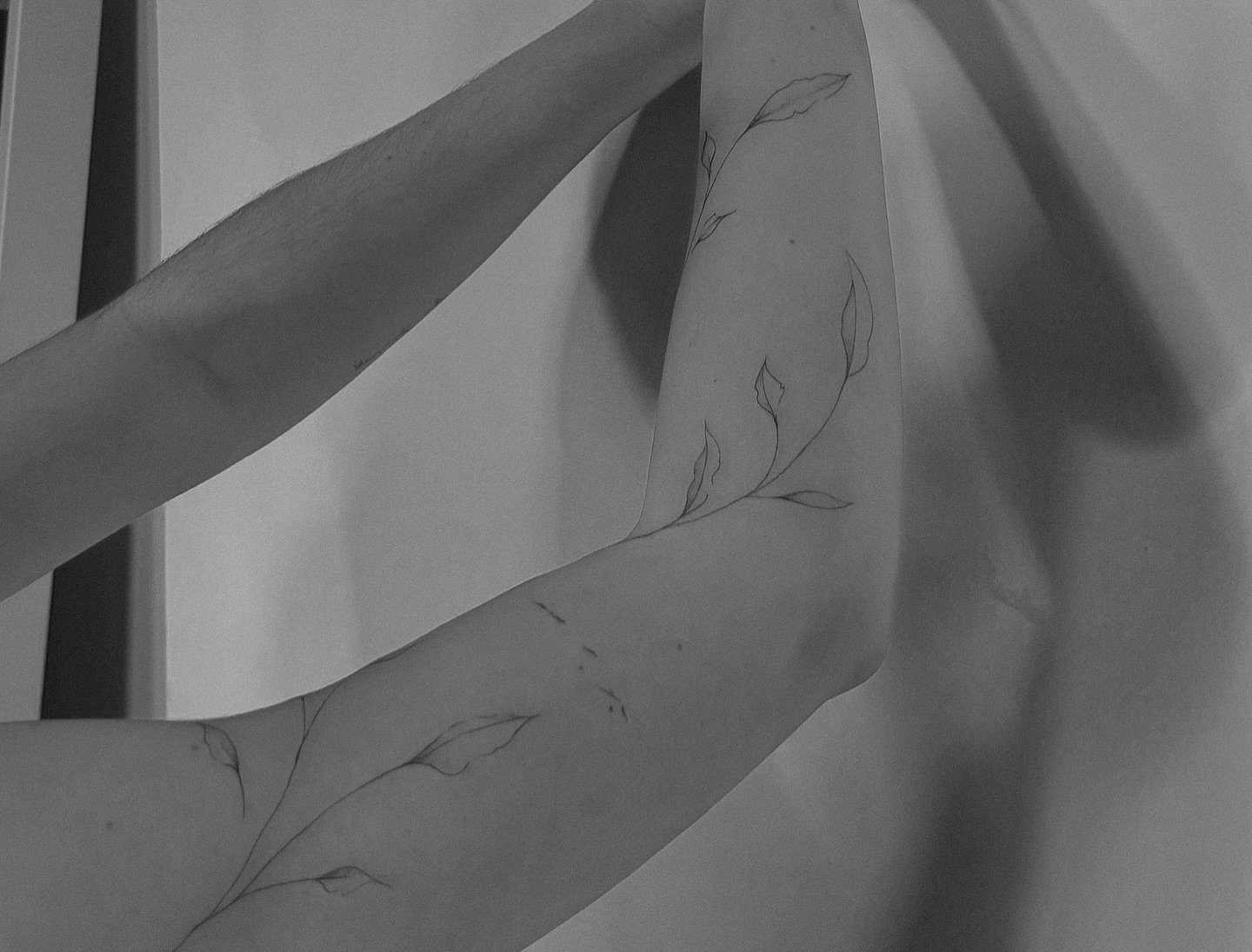 Tatuaje de flor en antebrazo, línea fina Sinkply Madrid