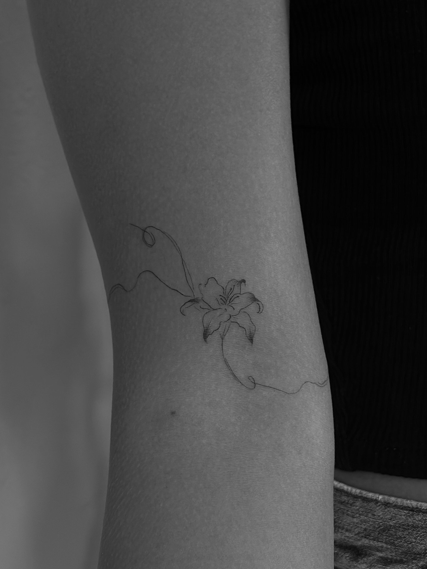 Tatuaje de flor en antebrazo, línea fina Sinkply Madrid