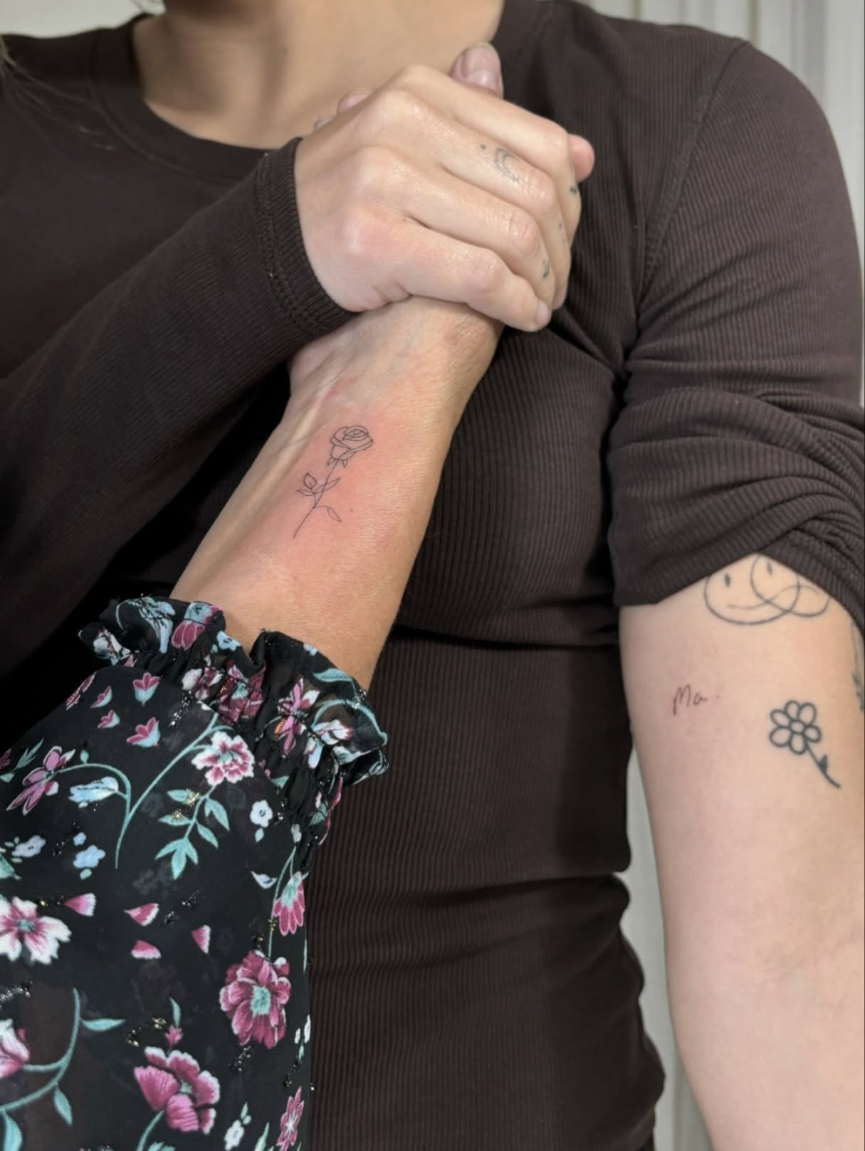 Tatuaje de flor en antebrazo, línea fina Sinkply Madrid