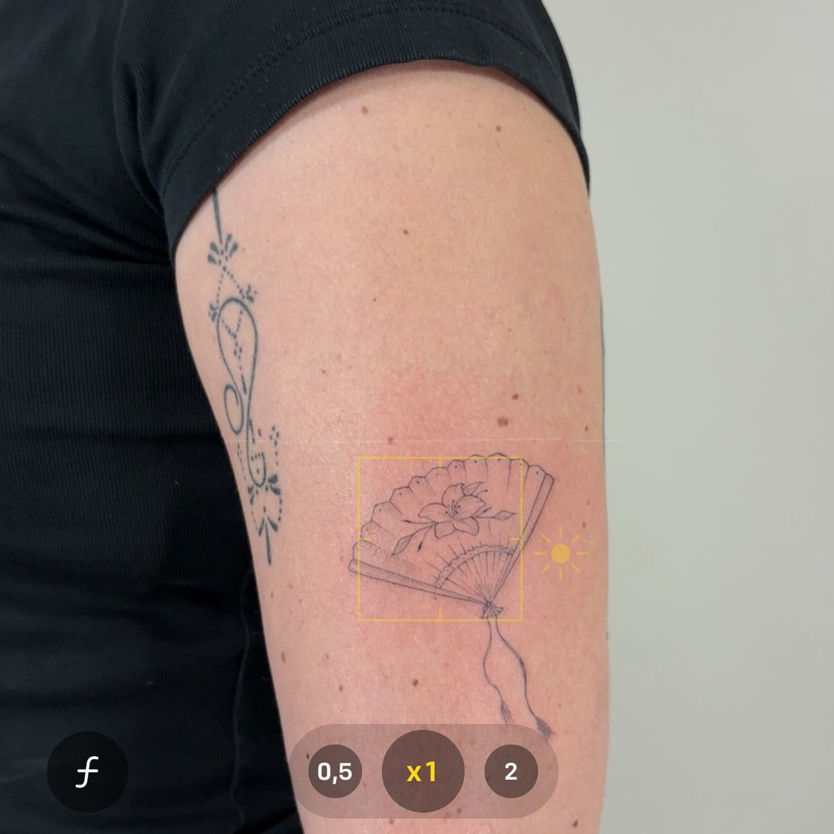 Tatuaje de flor en antebrazo, línea fina Sinkply Madrid