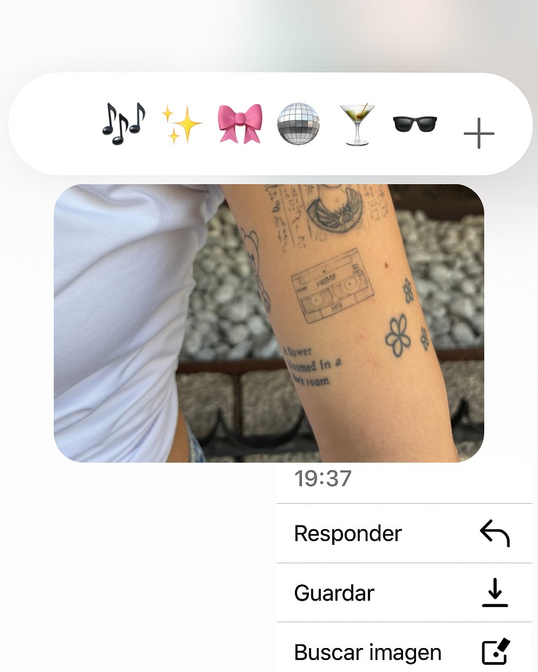 Tatuaje de flor en antebrazo, línea fina Sinkply Madrid