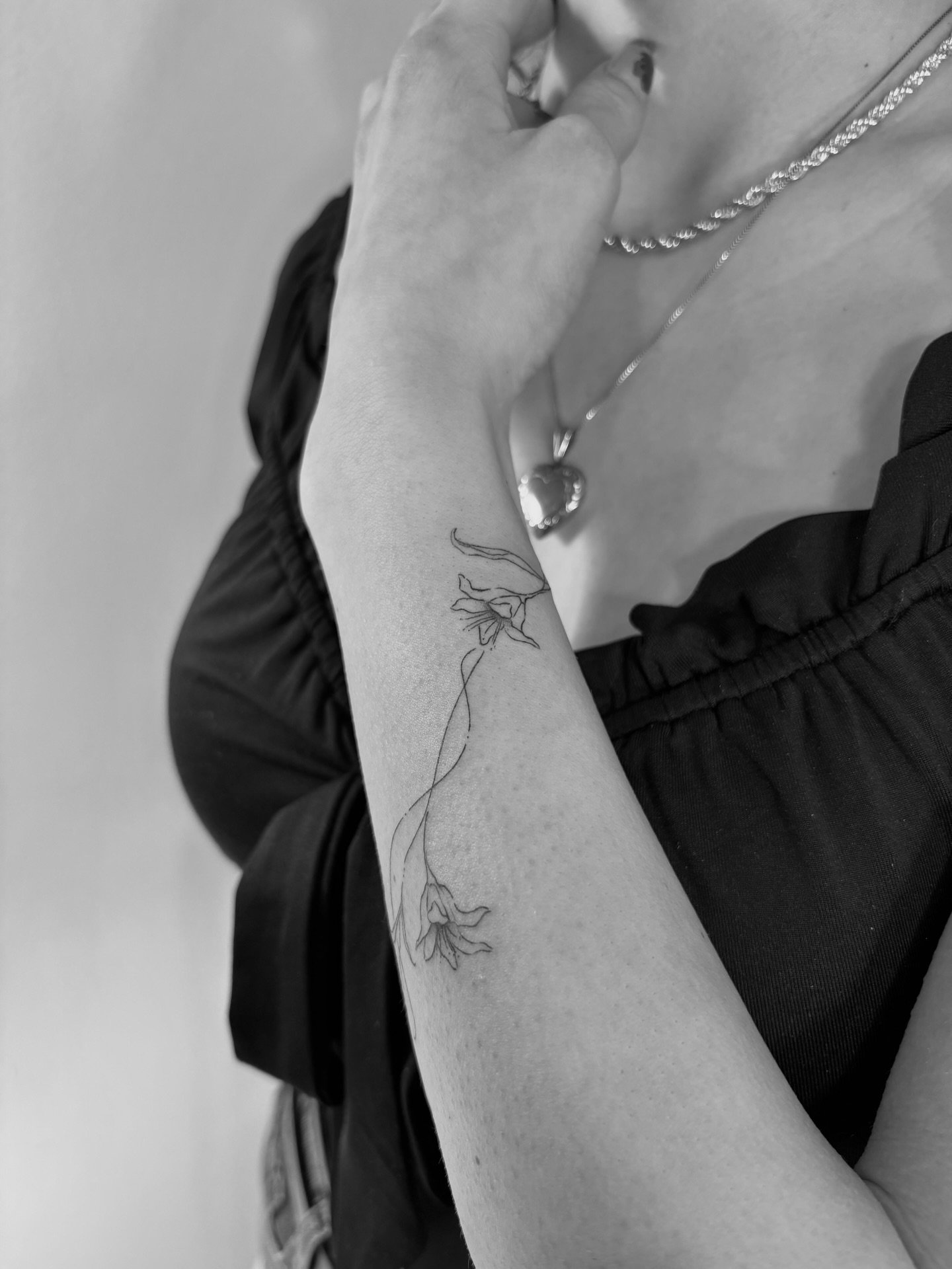 Tatuaje de flor en antebrazo, línea fina Sinkply Madrid
