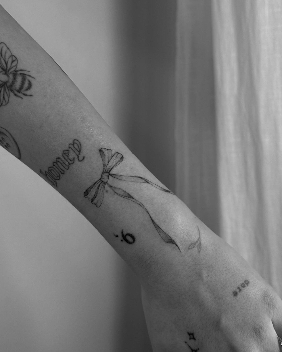 Tatuaje de flor en antebrazo, línea fina Sinkply Madrid
