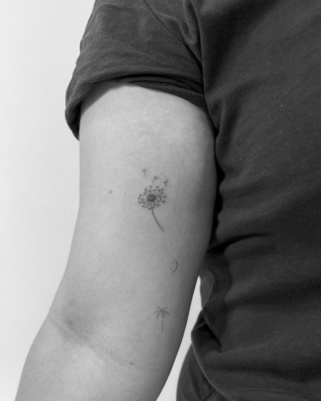 Tatuaje de flor en antebrazo, línea fina Sinkply Madrid