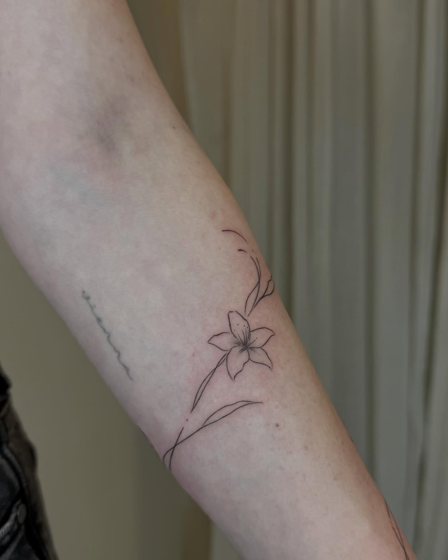 Tatuaje de flor en antebrazo, línea fina Sinkply Madrid