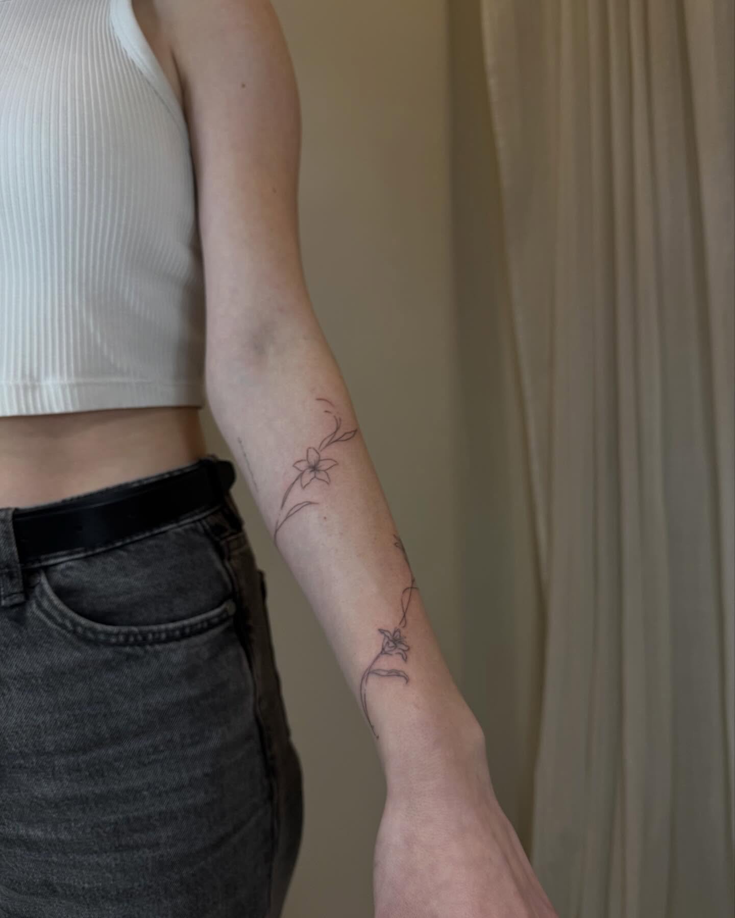 Tatuaje de flor en antebrazo, línea fina Sinkply Madrid