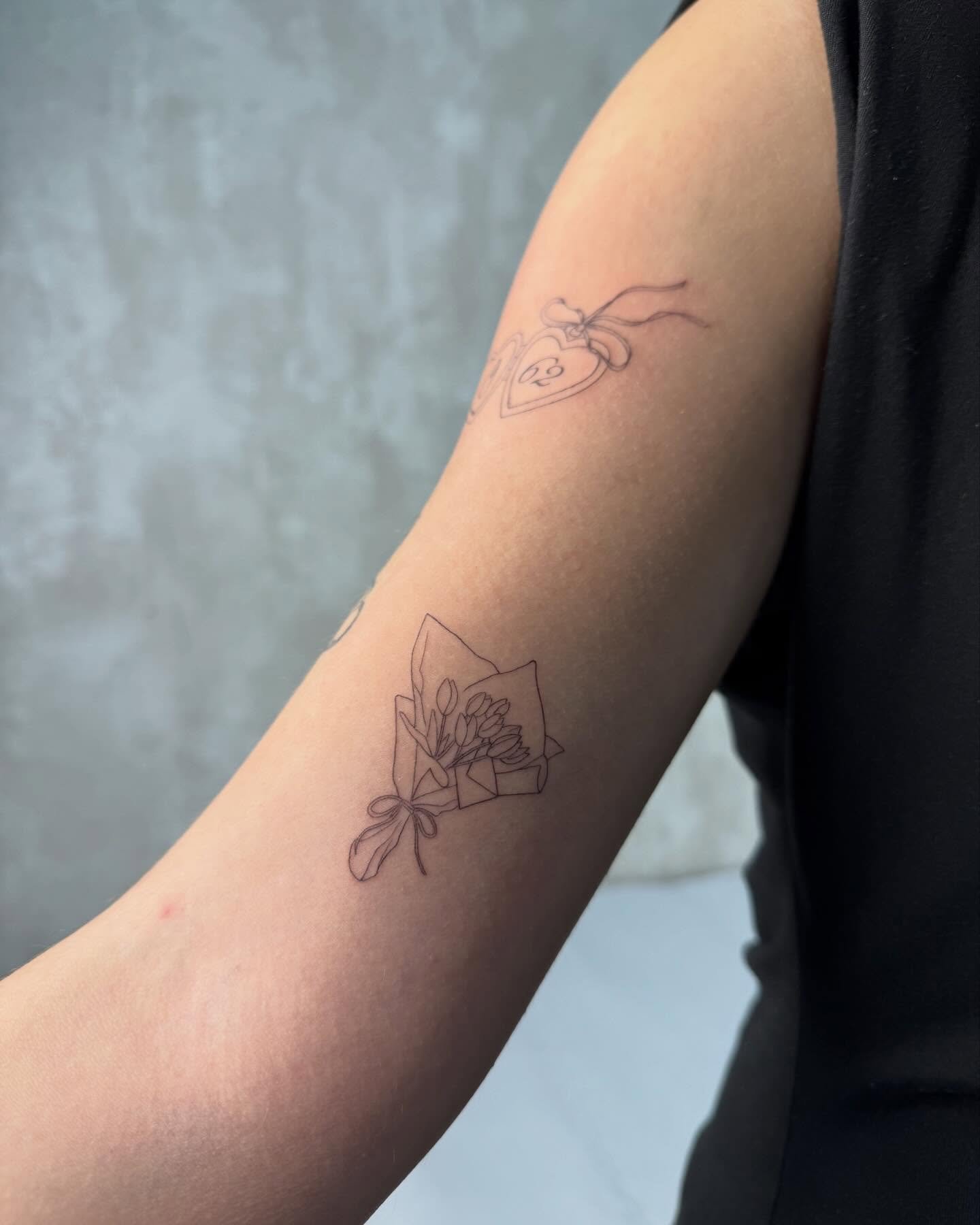 Tatuaje de flor en antebrazo, línea fina Sinkply Madrid