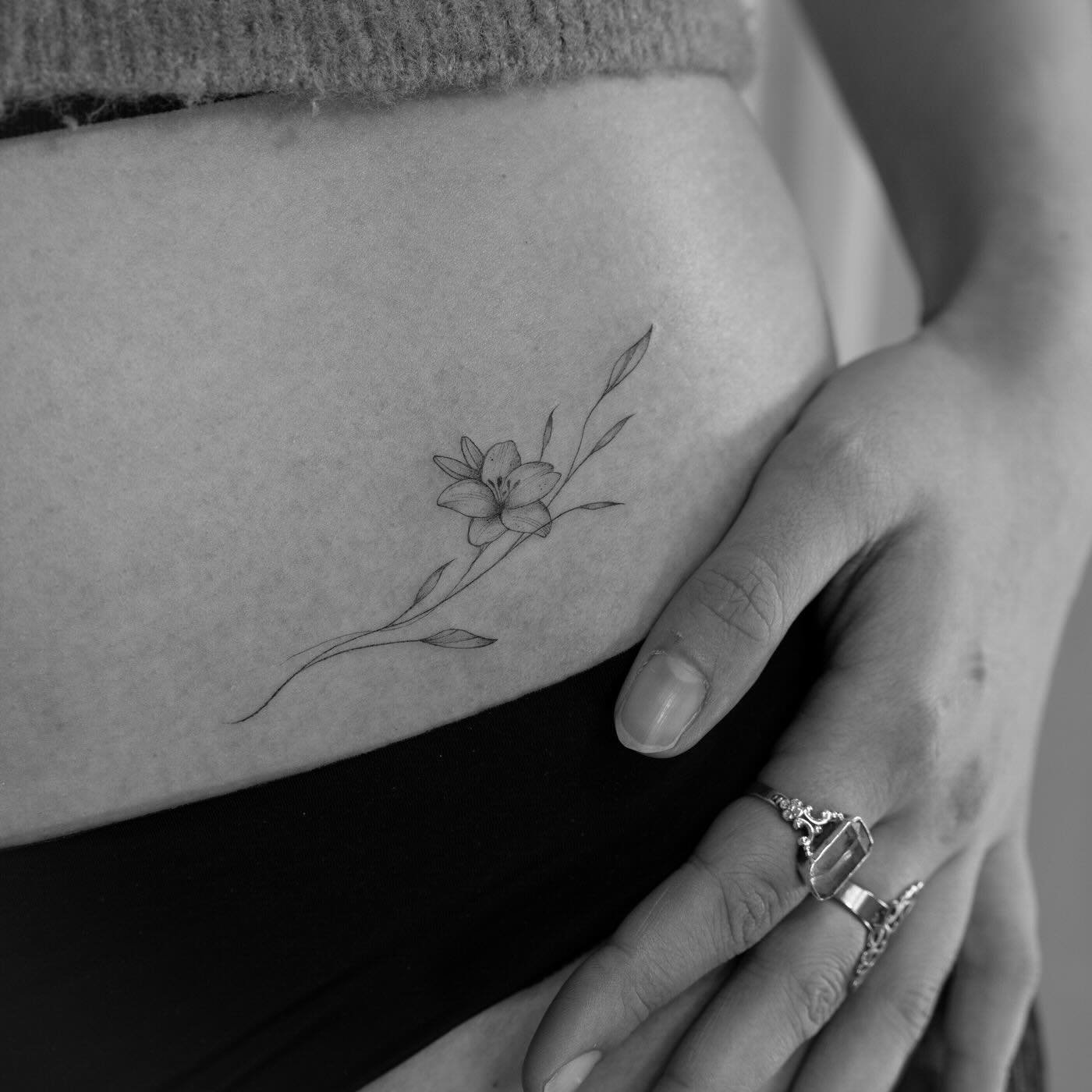 Tatuaje de flor en antebrazo, línea fina Sinkply Madrid