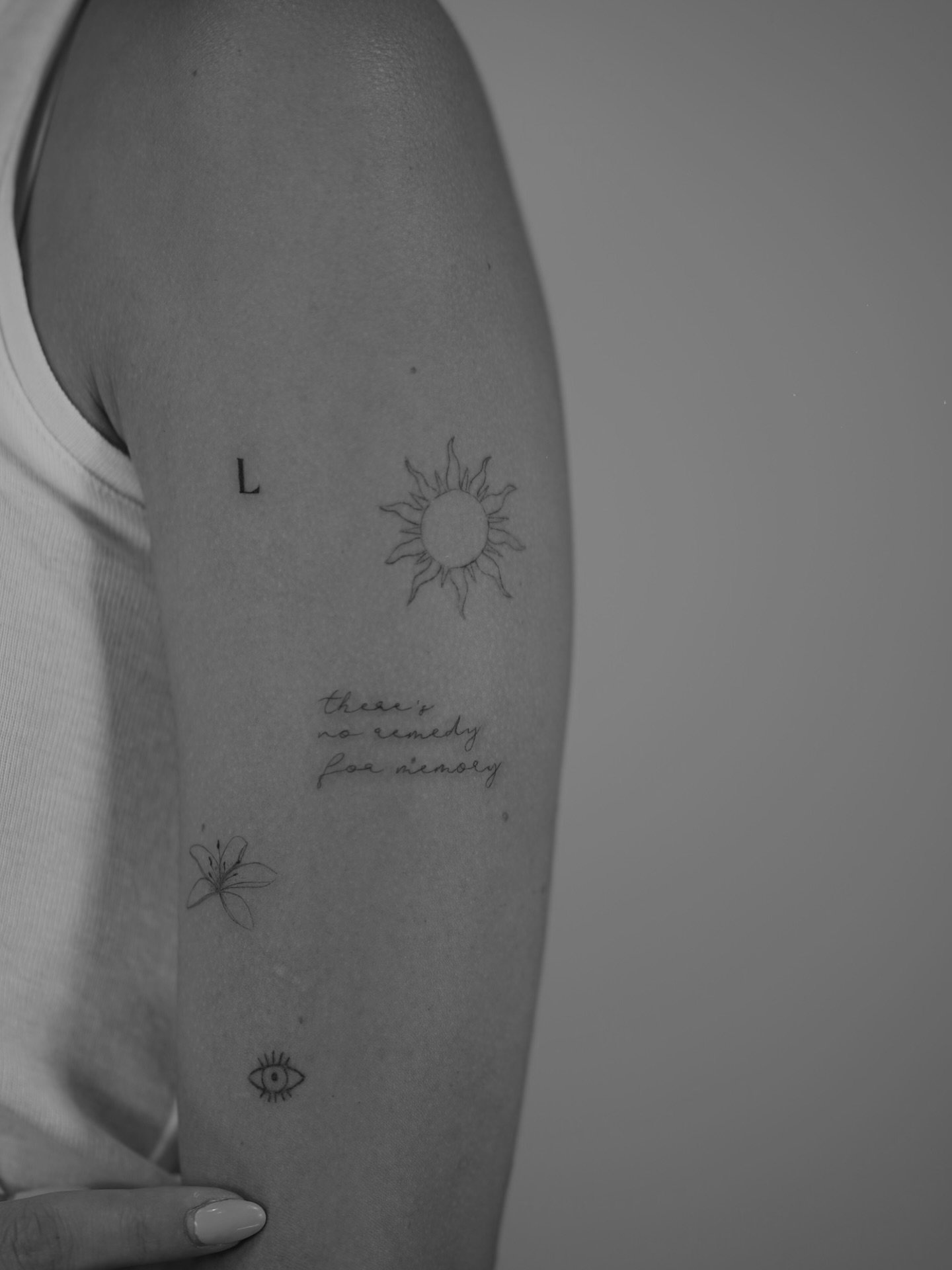 Tatuaje de flor en antebrazo, línea fina Sinkply Madrid