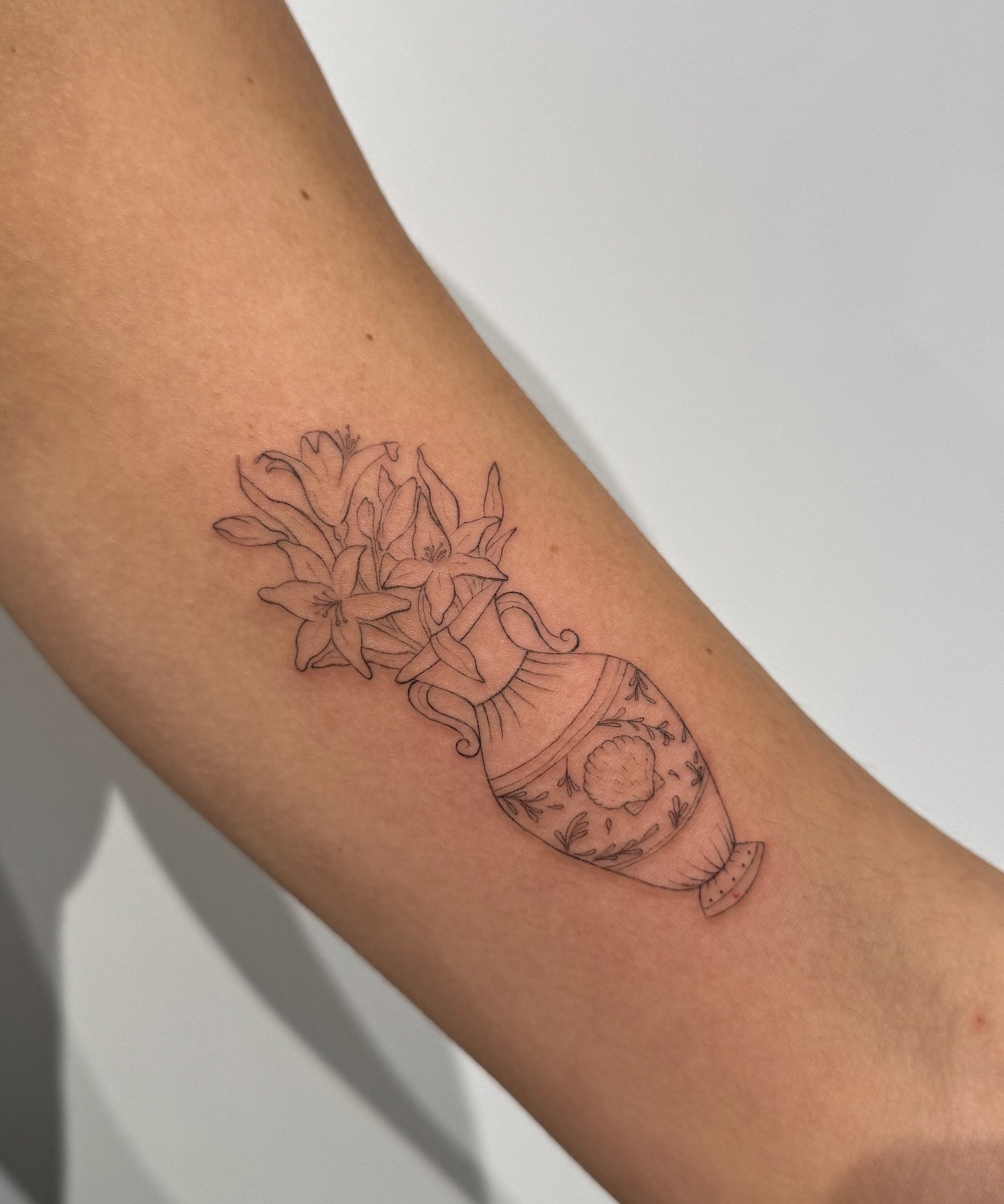 Tatuaje de flor en antebrazo, línea fina Sinkply Madrid