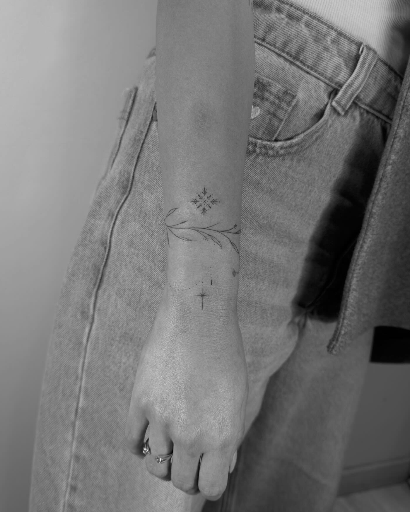 Tatuaje de flor en antebrazo, línea fina Sinkply Madrid
