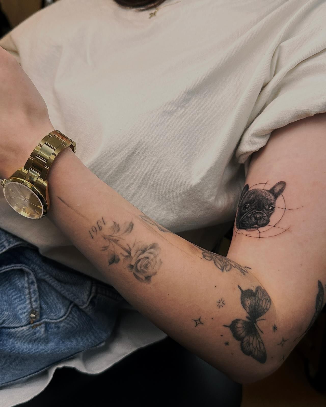 Tatuaje de flor en antebrazo, línea fina Sinkply Madrid