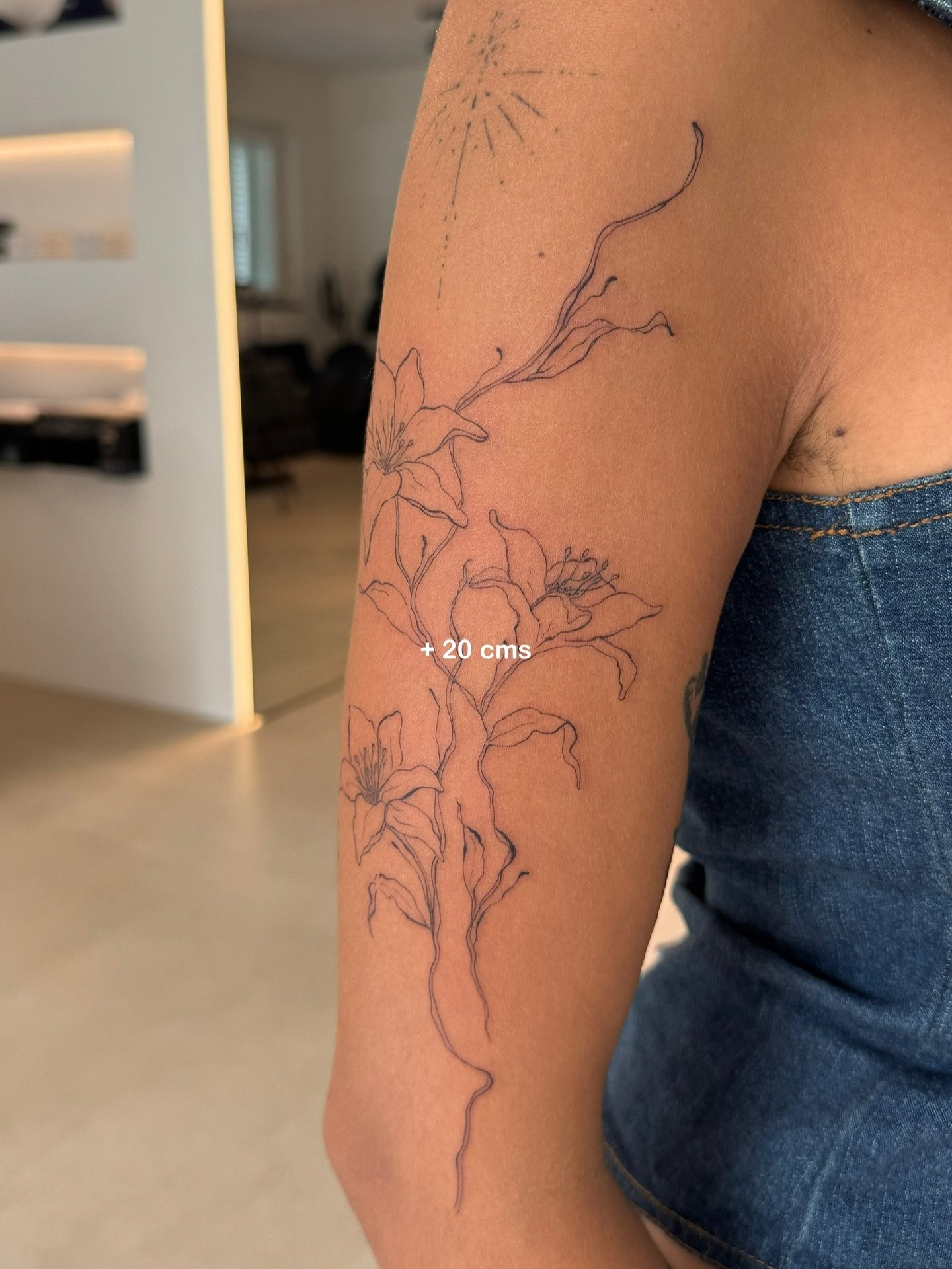 Tatuaje de flor en antebrazo, línea fina Sinkply Madrid