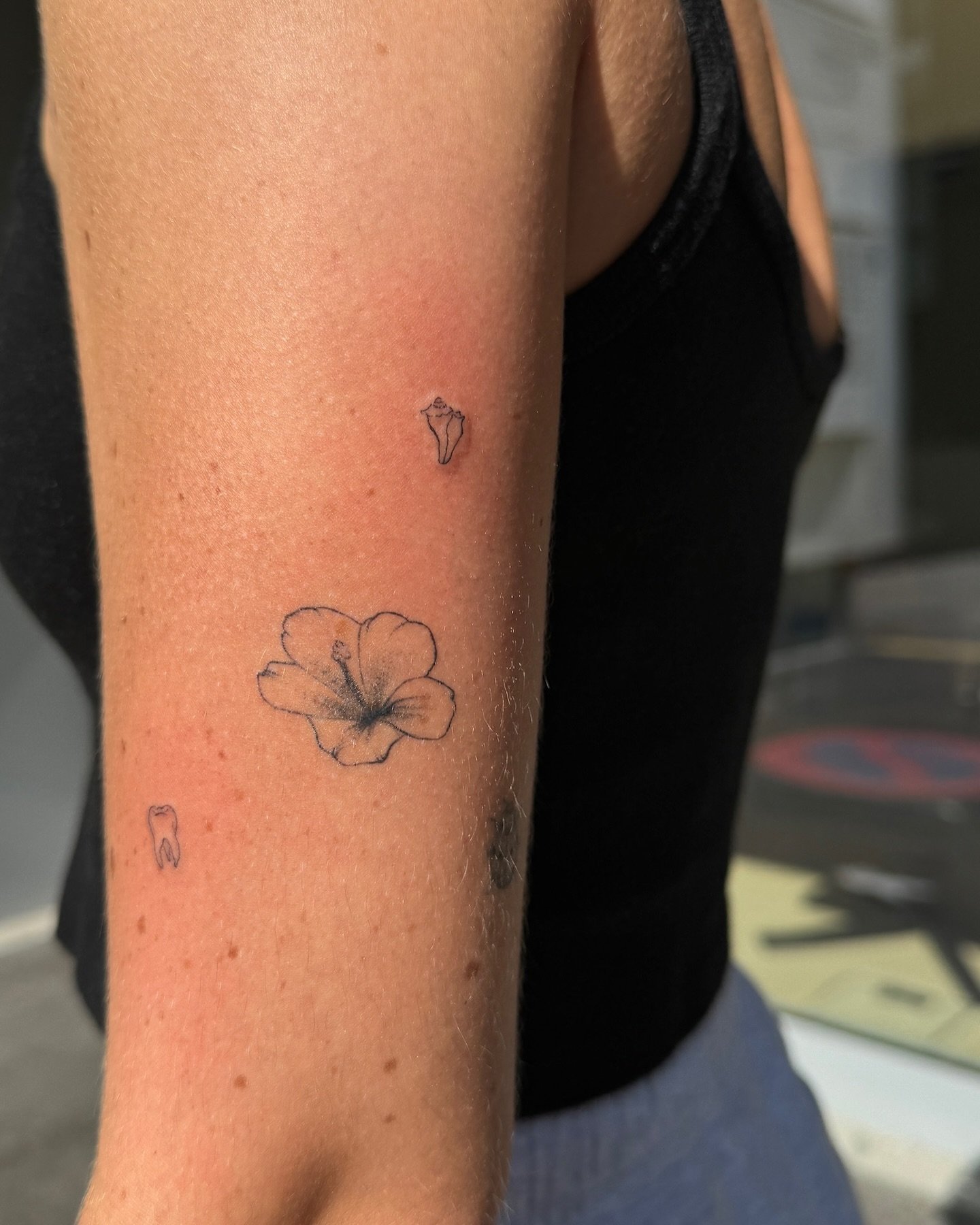 Tatuaje de flor en antebrazo, línea fina Sinkply Madrid