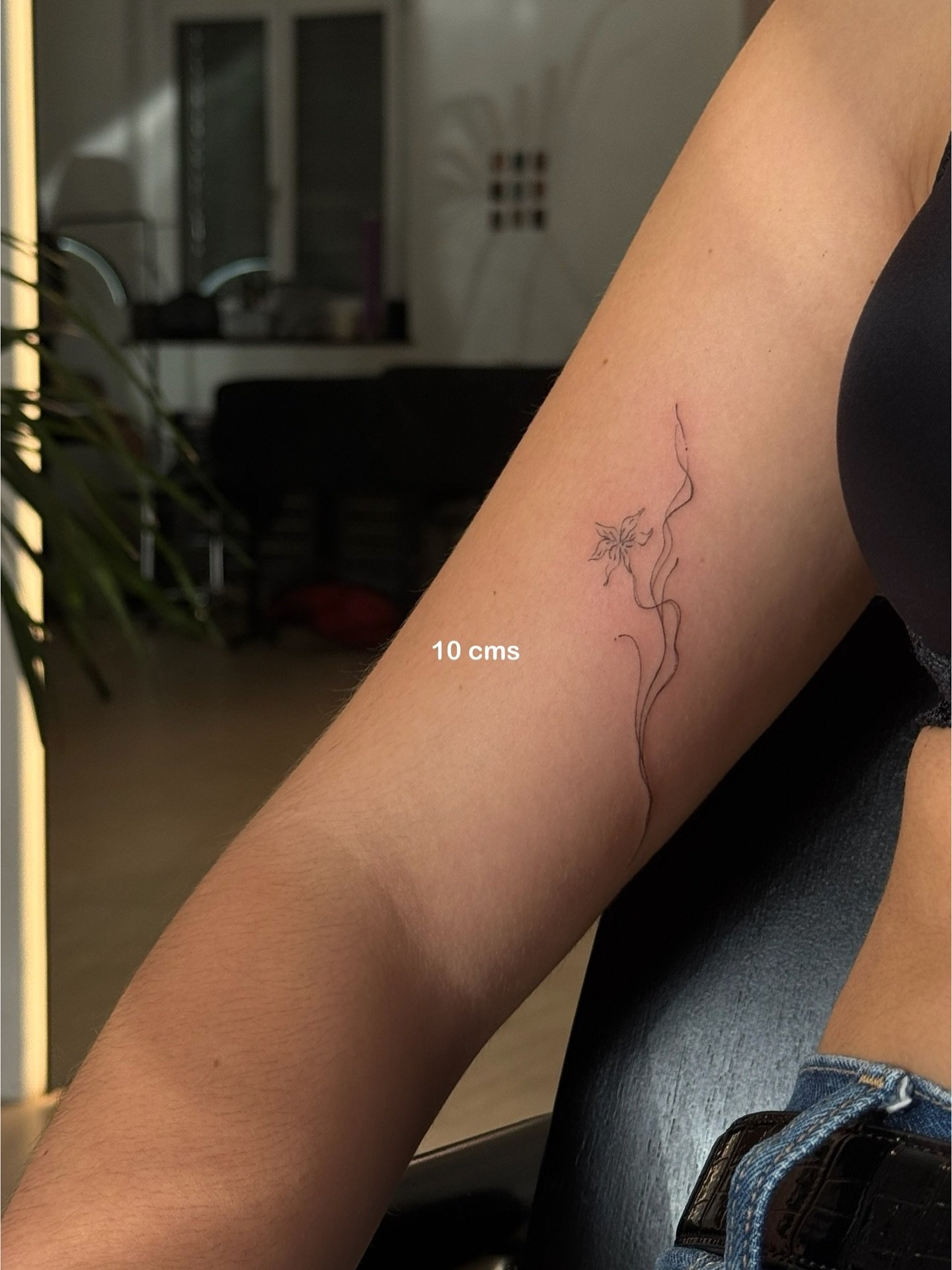 Tatuaje de flor en antebrazo, línea fina Sinkply Madrid