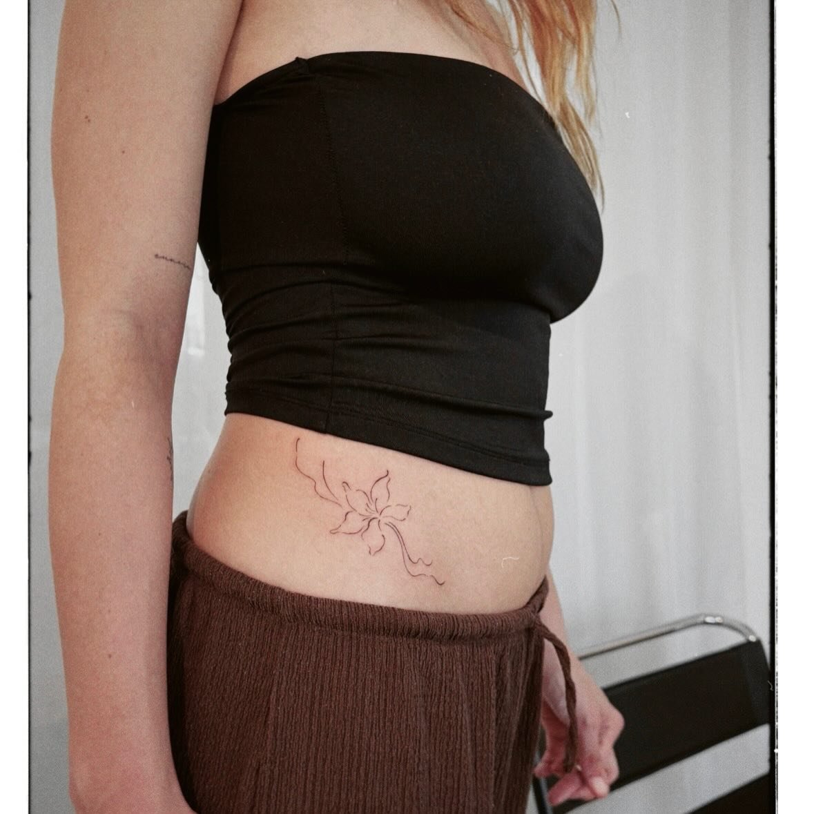 Tatuaje de flor en antebrazo, línea fina Sinkply Madrid