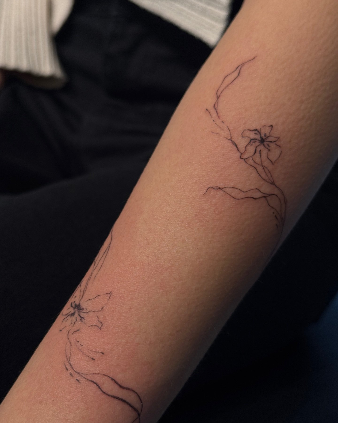 Tatuaje de flor en antebrazo, línea fina Sinkply Madrid