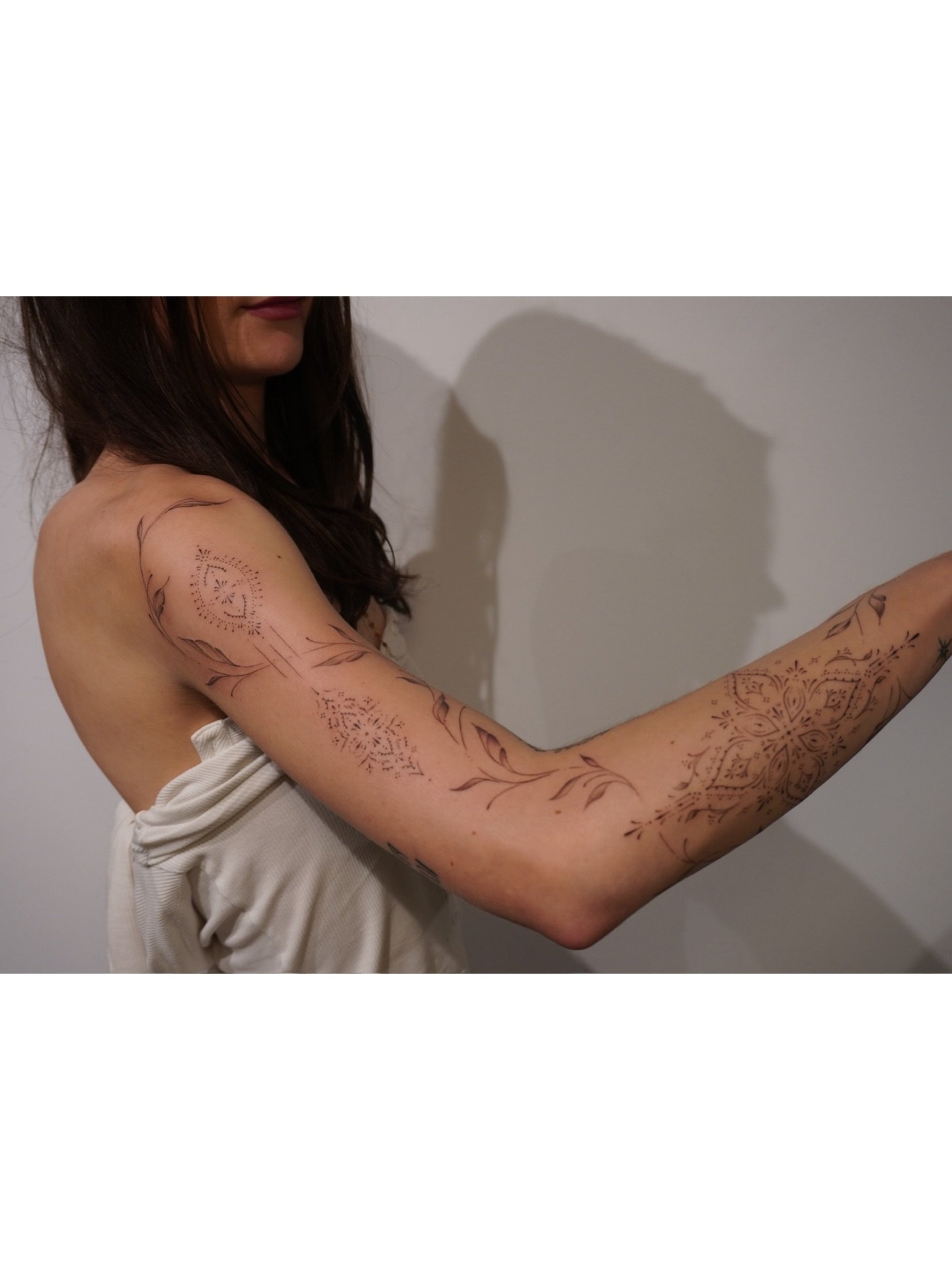 Tatuaje de flor en antebrazo, línea fina Sinkply Madrid