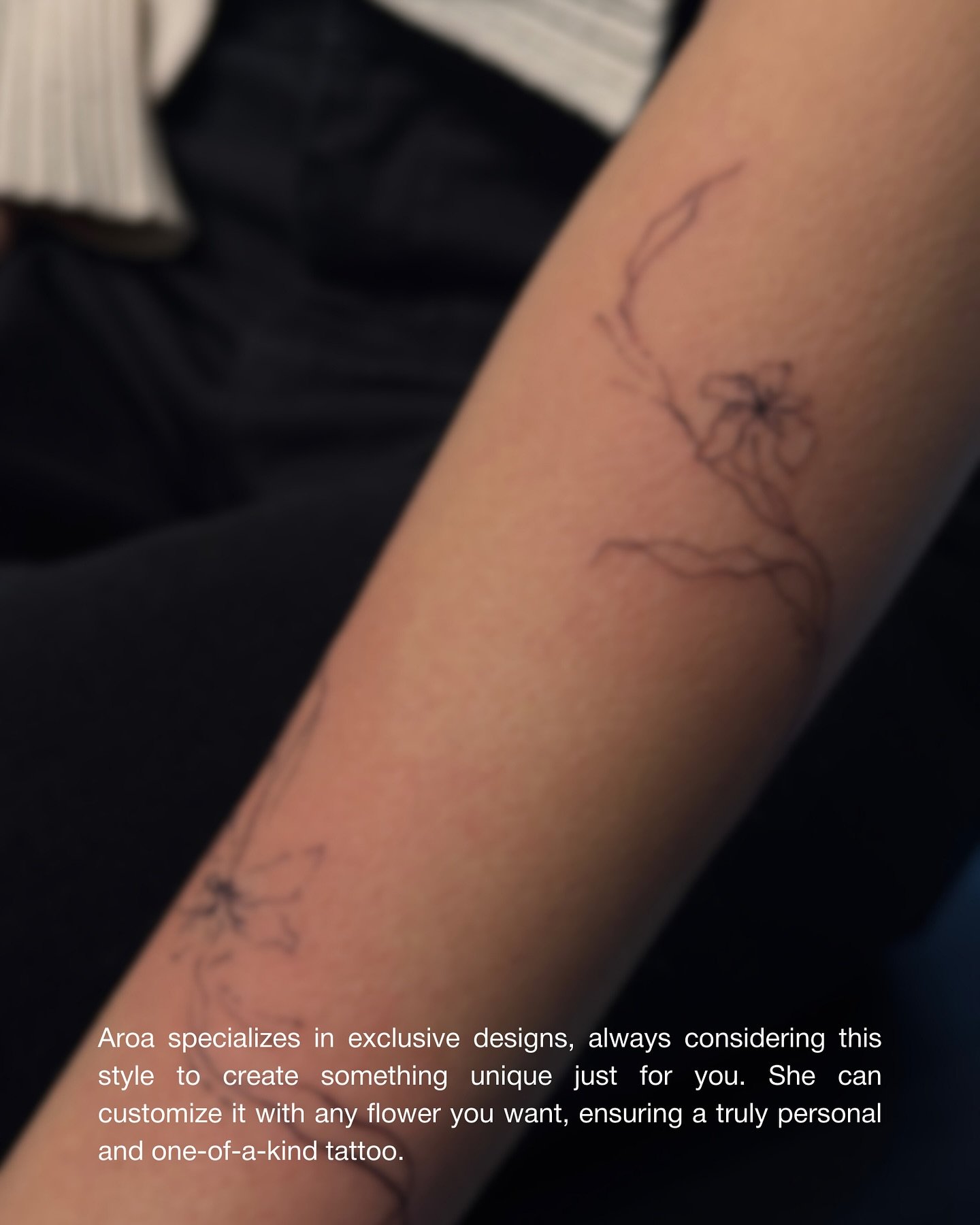 Tatuaje de flor en antebrazo, línea fina Sinkply Madrid