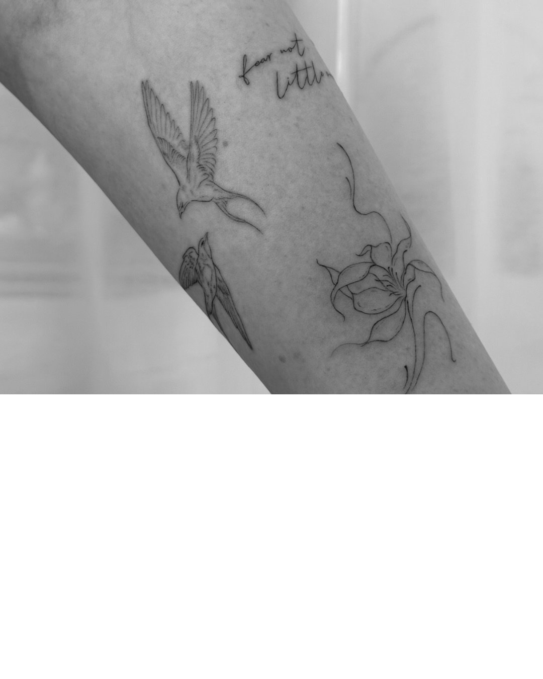 Tatuaje de flor en antebrazo, línea fina Sinkply Madrid