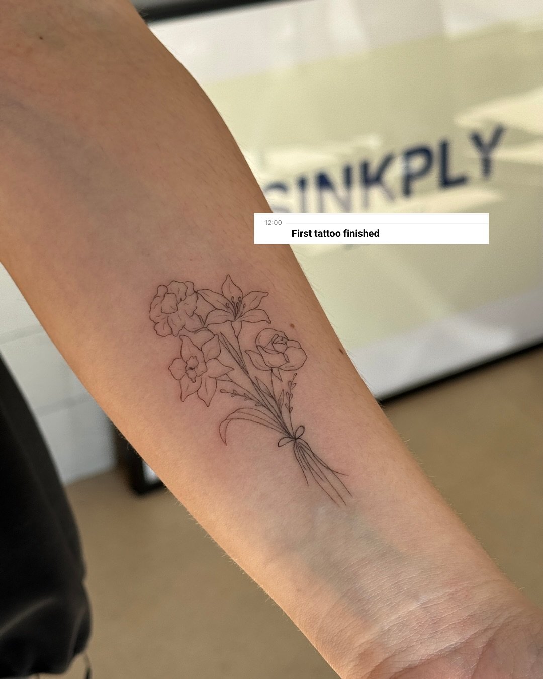 Tatuaje de flor en antebrazo, línea fina Sinkply Madrid