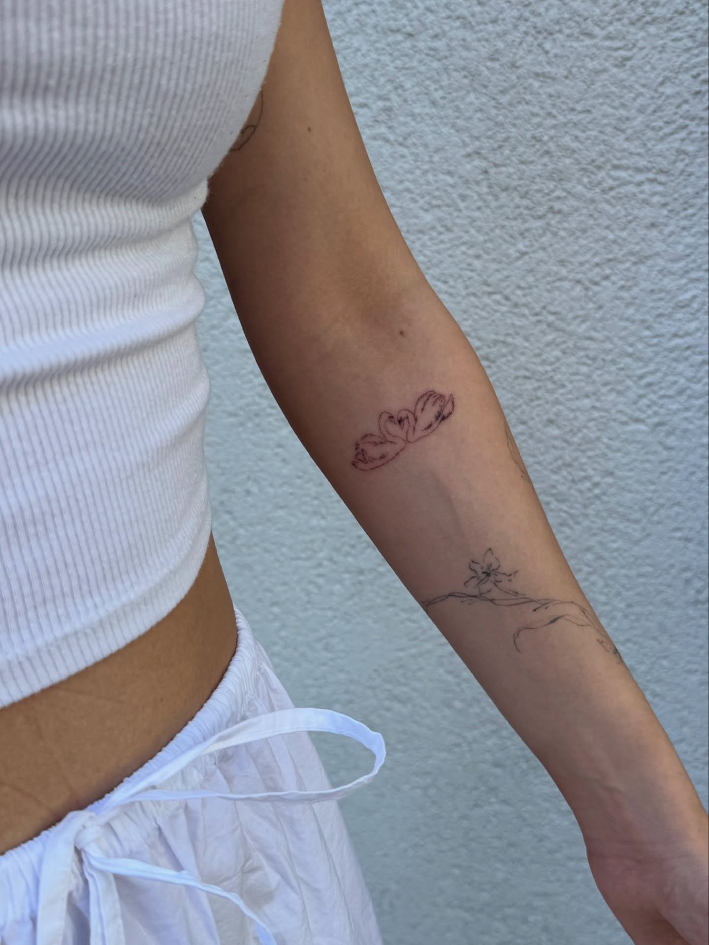 Tatuaje de flor en antebrazo, línea fina Sinkply Madrid