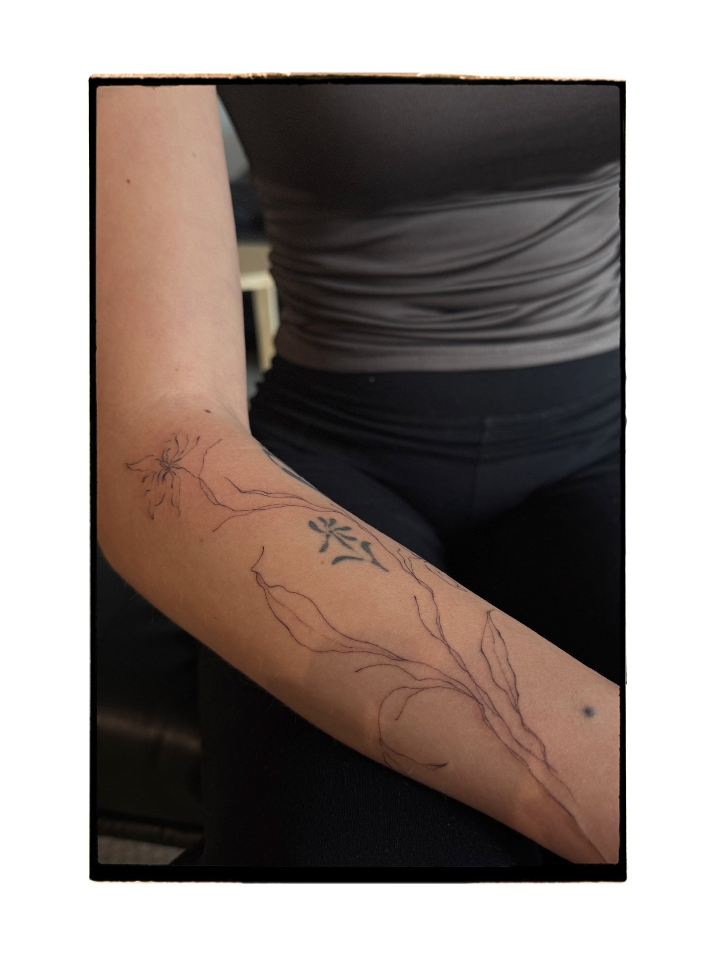 Tatuaje de flor en antebrazo, línea fina Sinkply Madrid
