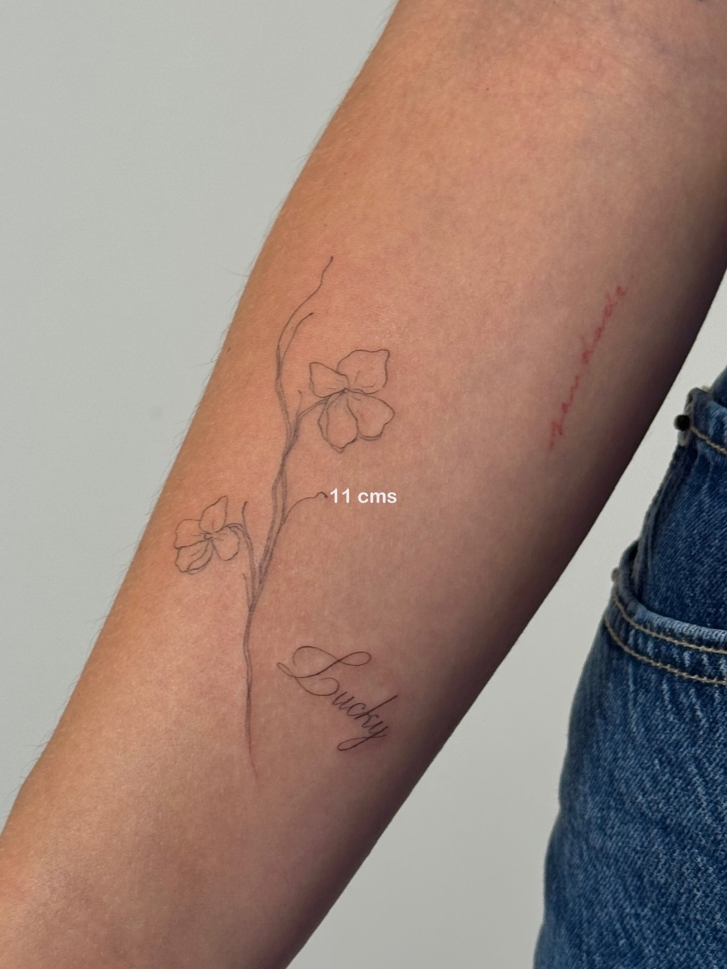 Tatuaje de flor en antebrazo, línea fina Sinkply Madrid