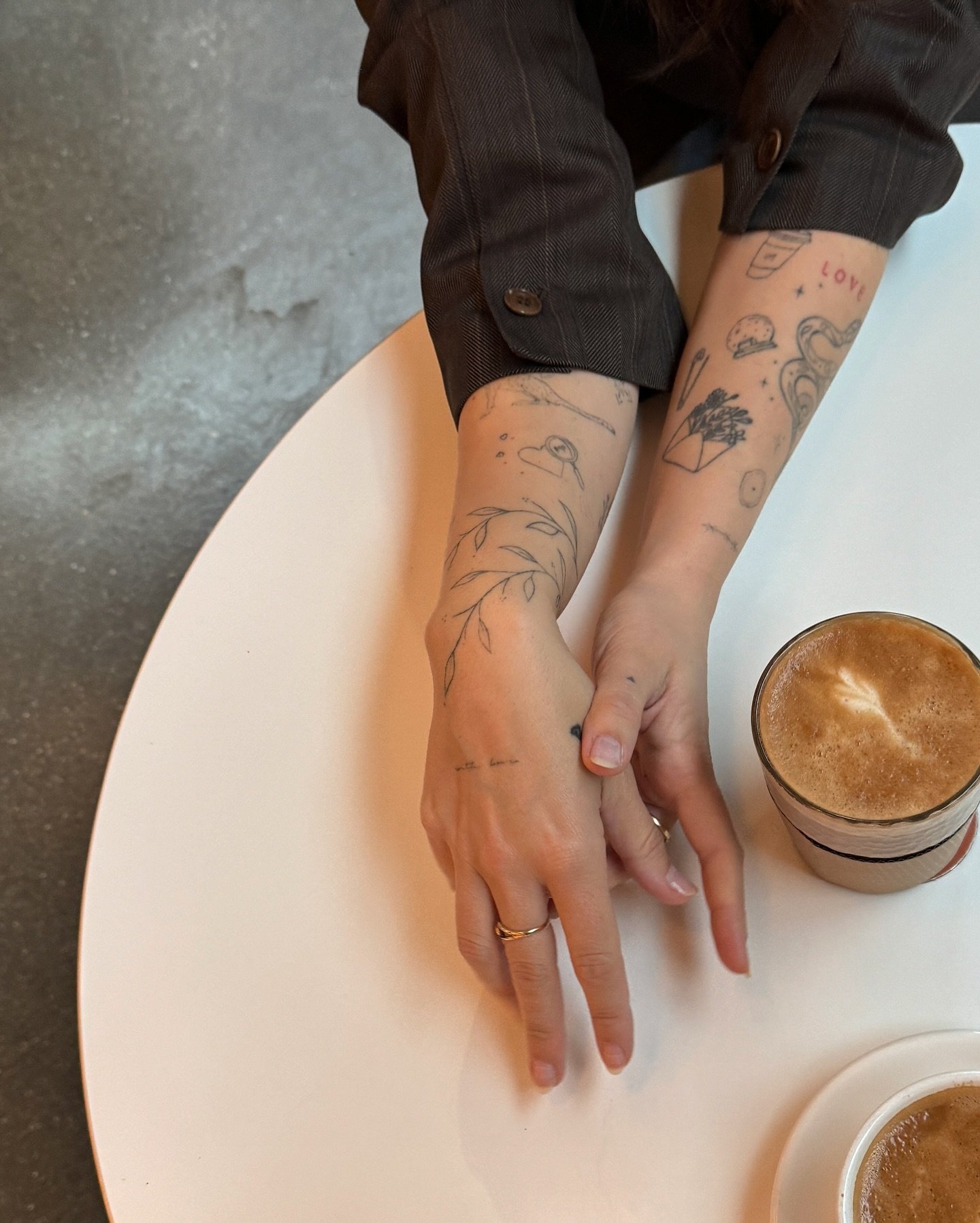 Tatuaje de flor en antebrazo, línea fina Sinkply Madrid