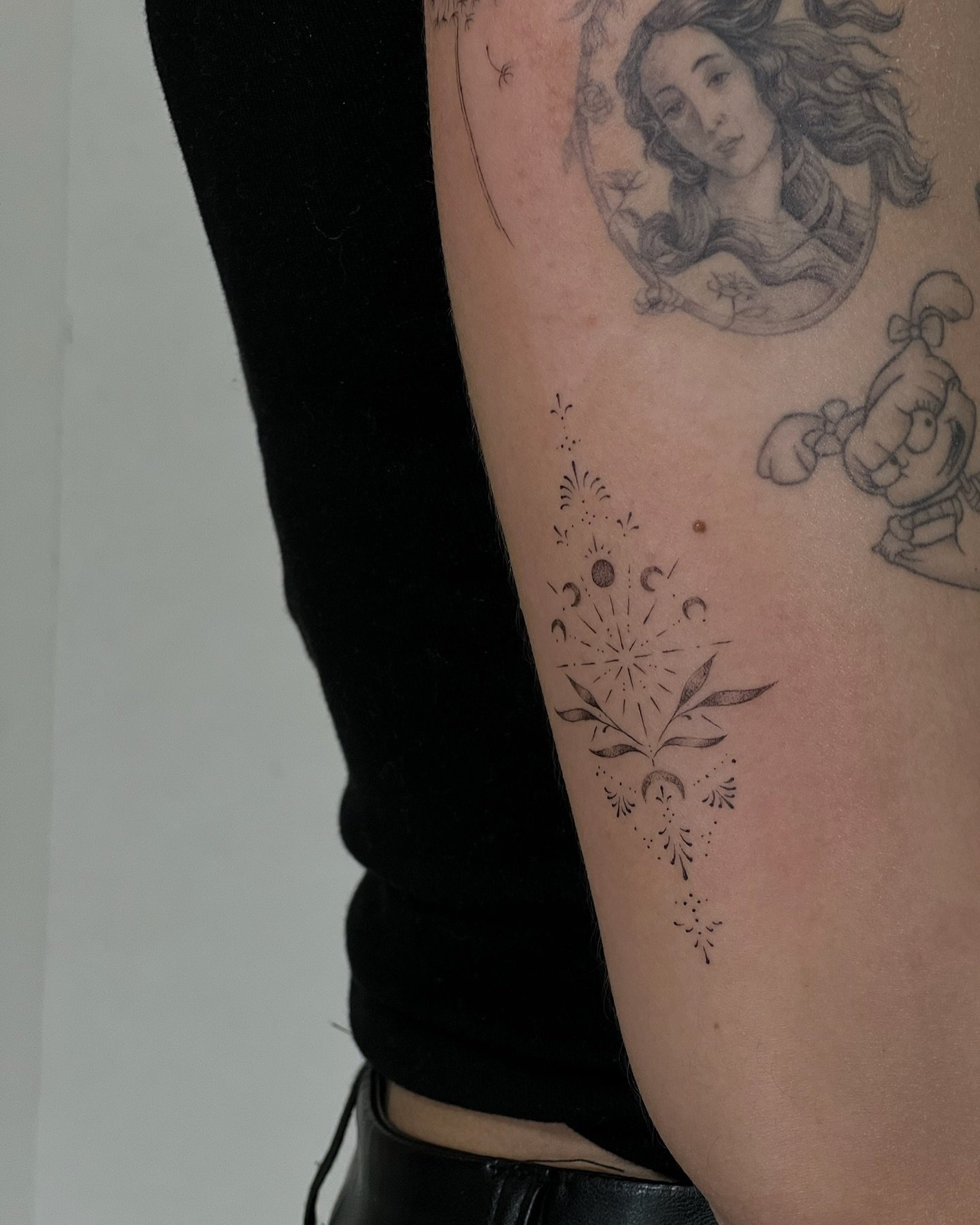 Tatuaje de flor en antebrazo, línea fina Sinkply Madrid