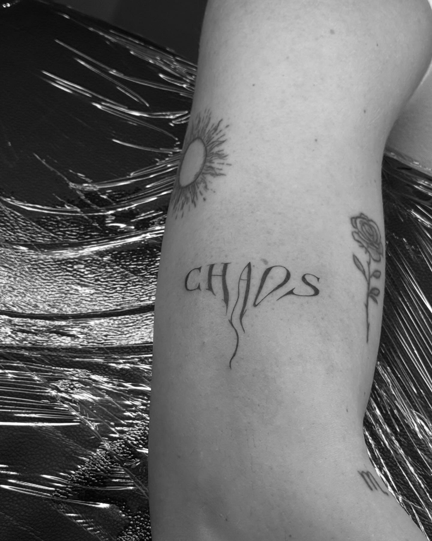 Tatuaje de flor en antebrazo, línea fina Sinkply Madrid