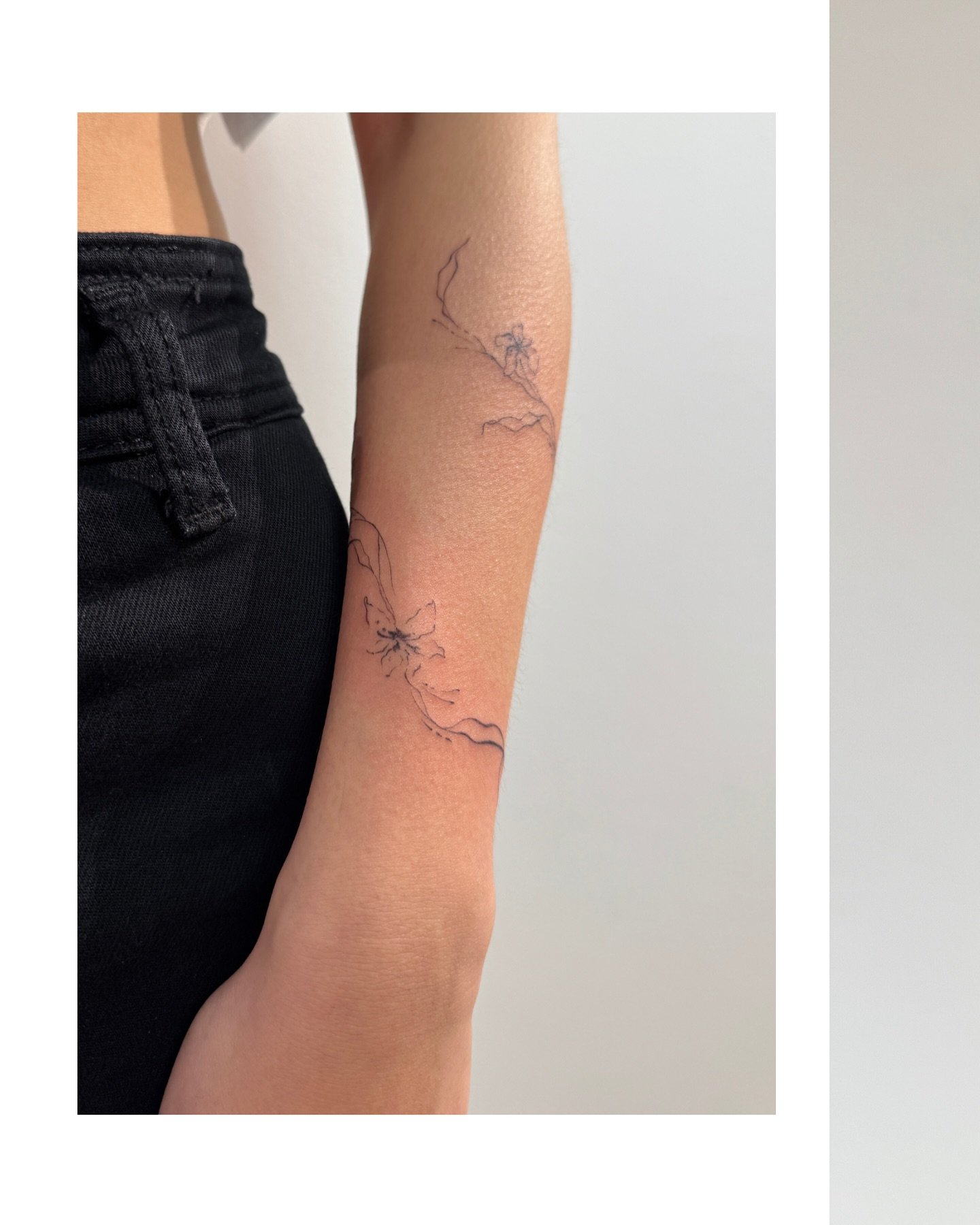 Tatuaje de flor en antebrazo, línea fina Sinkply Madrid