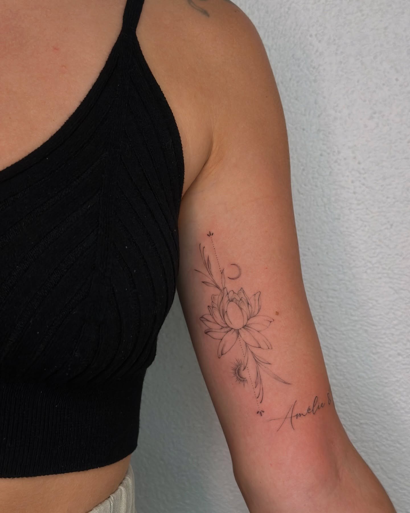 Tatuaje de flor en antebrazo, línea fina Sinkply Madrid