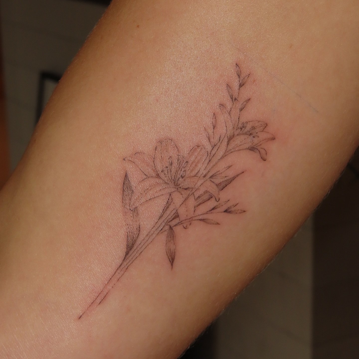 Tatuaje de flor en antebrazo, línea fina Sinkply Madrid