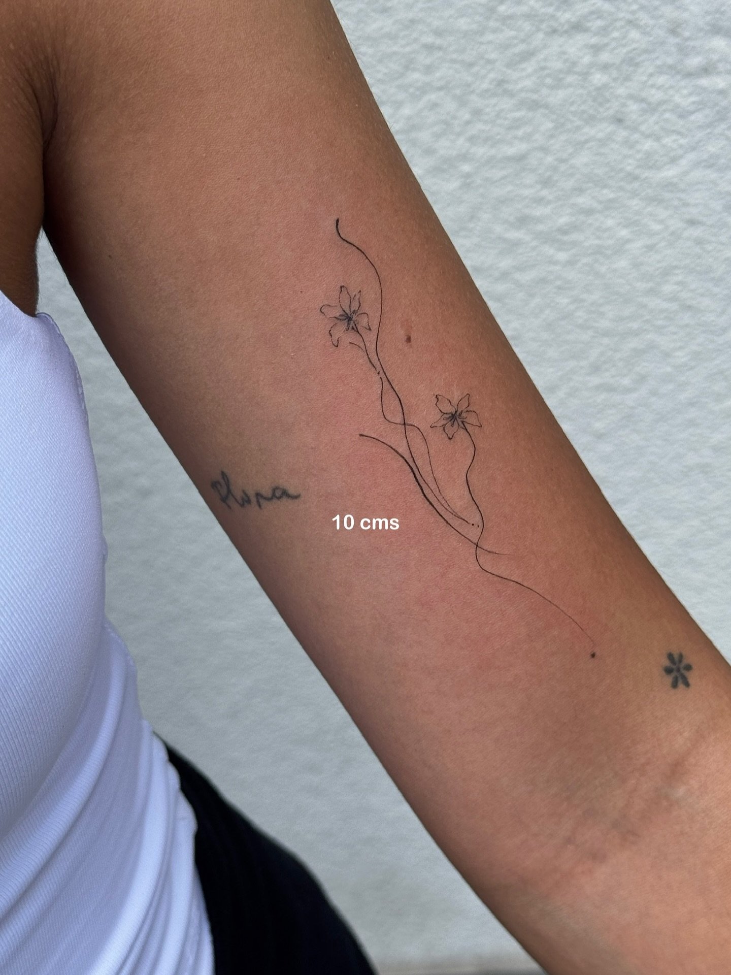 Tatuaje de flor en antebrazo, línea fina Sinkply Madrid